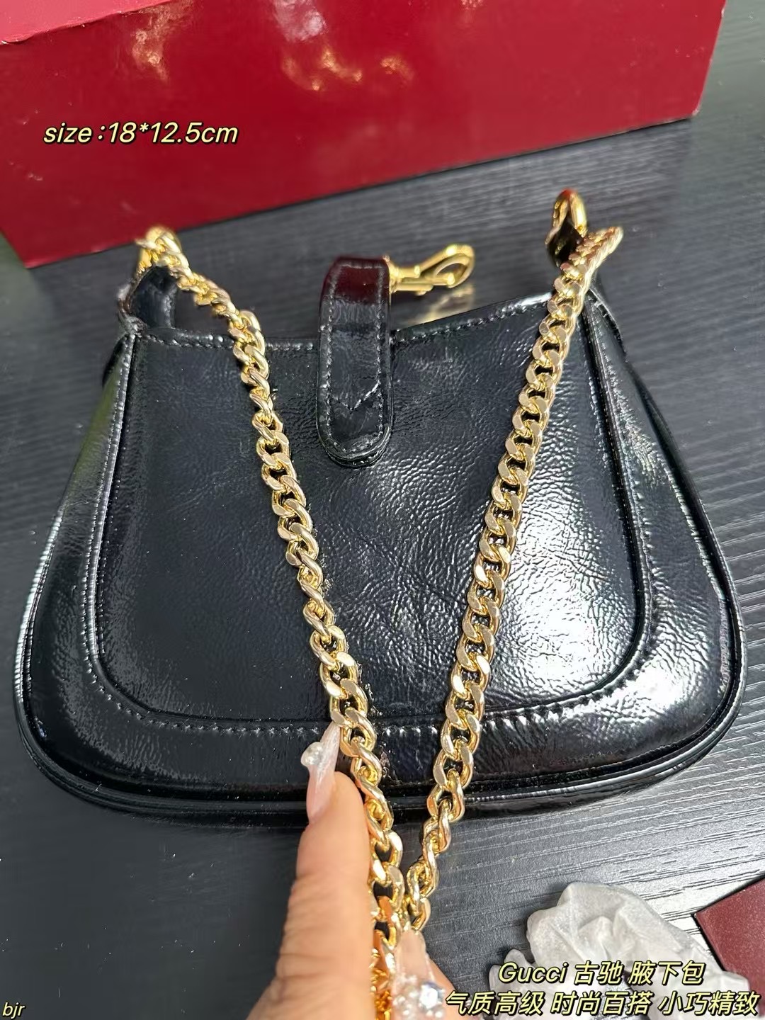 ❤️470包邮/原单代购级别
配盒
Gucci 古驰 腋下包
SS24秀场新款jackie,精美而华丽的字母包链,全新演绎的龙虾扣 ,褶皱亮面小牛皮,天然外观,自然呈现在Jackie 1961的雅致魅力中加入性感因子都无法让人拒绝!
尺寸:18*12.5cm