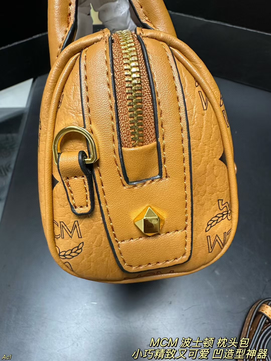 ❤️440包邮/原单代购级别
配盒
MCM 波士顿 枕头包
可爱又实用!造型小巧玲珑,超级可爱,日常用品都能装下,经典的款式永不过时,怎么搭都好看。拥有它,出行都变得更快乐啦!一年四季都可以背。可以手提也可以斜挎!
尺寸:18*11CM