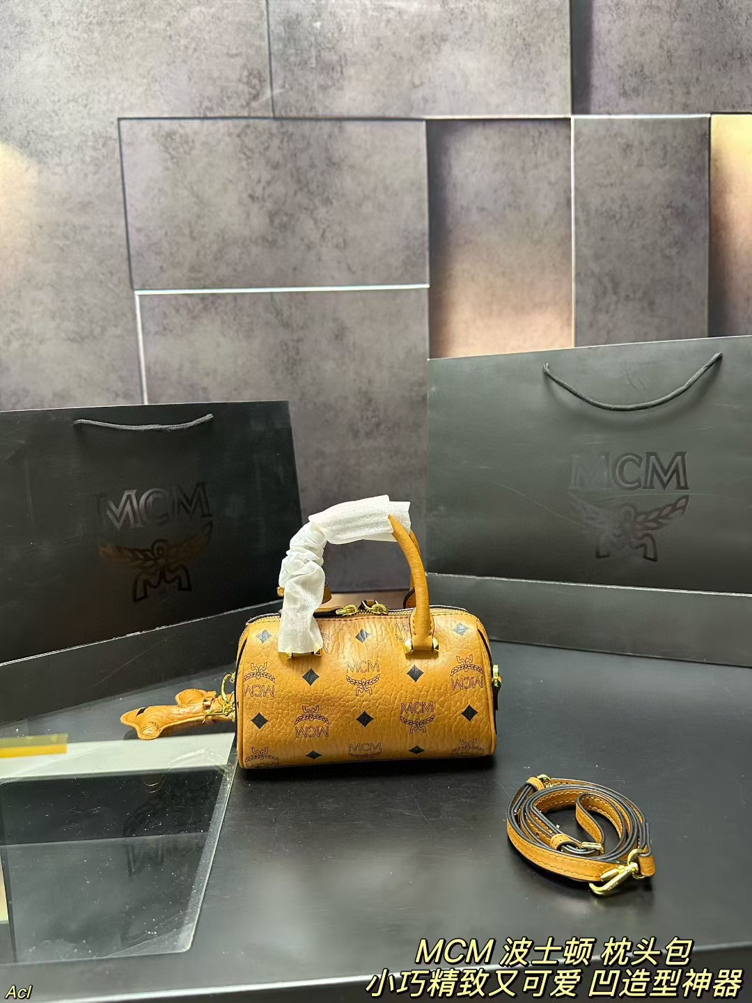 ❤️440包邮/原单代购级别
配盒
MCM 波士顿 枕头包
可爱又实用!造型小巧玲珑,超级可爱,日常用品都能装下,经典的款式永不过时,怎么搭都好看。拥有它,出行都变得更快乐啦!一年四季都可以背。可以手提也可以斜挎!
尺寸:18*11CM