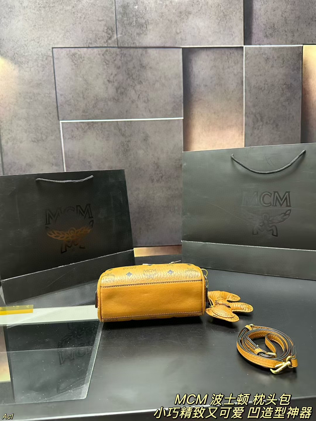 ❤️440包邮/原单代购级别
配盒
MCM 波士顿 枕头包
可爱又实用!造型小巧玲珑,超级可爱,日常用品都能装下,经典的款式永不过时,怎么搭都好看。拥有它,出行都变得更快乐啦!一年四季都可以背。可以手提也可以斜挎!
尺寸:18*11CM