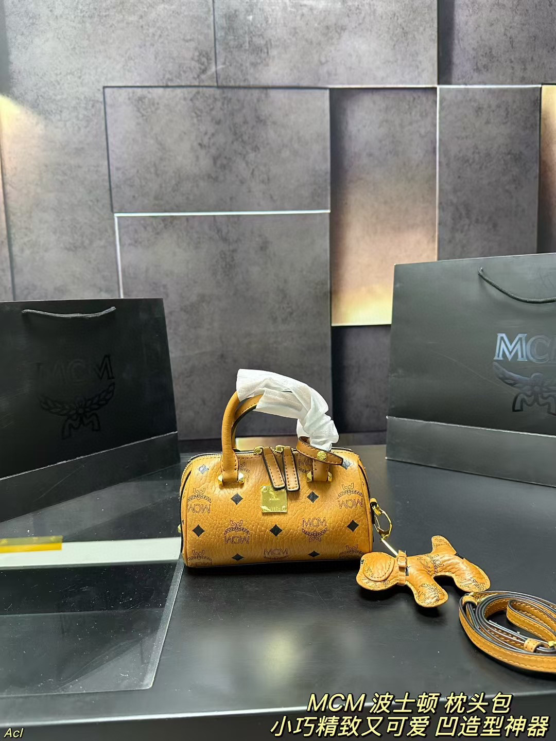 ❤️440包邮/原单代购级别
配盒
MCM 波士顿 枕头包
可爱又实用!造型小巧玲珑,超级可爱,日常用品都能装下,经典的款式永不过时,怎么搭都好看。拥有它,出行都变得更快乐啦!一年四季都可以背。可以手提也可以斜挎!
尺寸:18*11CM