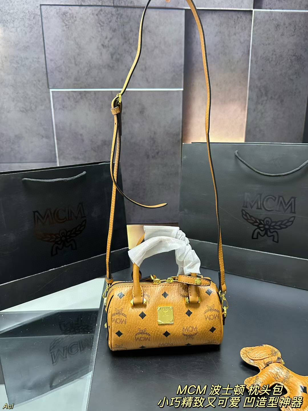 ❤️440包邮/原单代购级别
配盒
MCM 波士顿 枕头包
可爱又实用!造型小巧玲珑,超级可爱,日常用品都能装下,经典的款式永不过时,怎么搭都好看。拥有它,出行都变得更快乐啦!一年四季都可以背。可以手提也可以斜挎!
尺寸:18*11CM