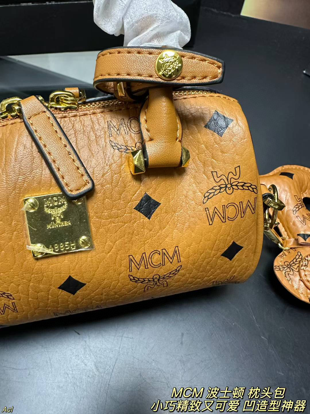 ❤️440包邮/原单代购级别
配盒
MCM 波士顿 枕头包
可爱又实用!造型小巧玲珑,超级可爱,日常用品都能装下,经典的款式永不过时,怎么搭都好看。拥有它,出行都变得更快乐啦!一年四季都可以背。可以手提也可以斜挎!
尺寸:18*11CM