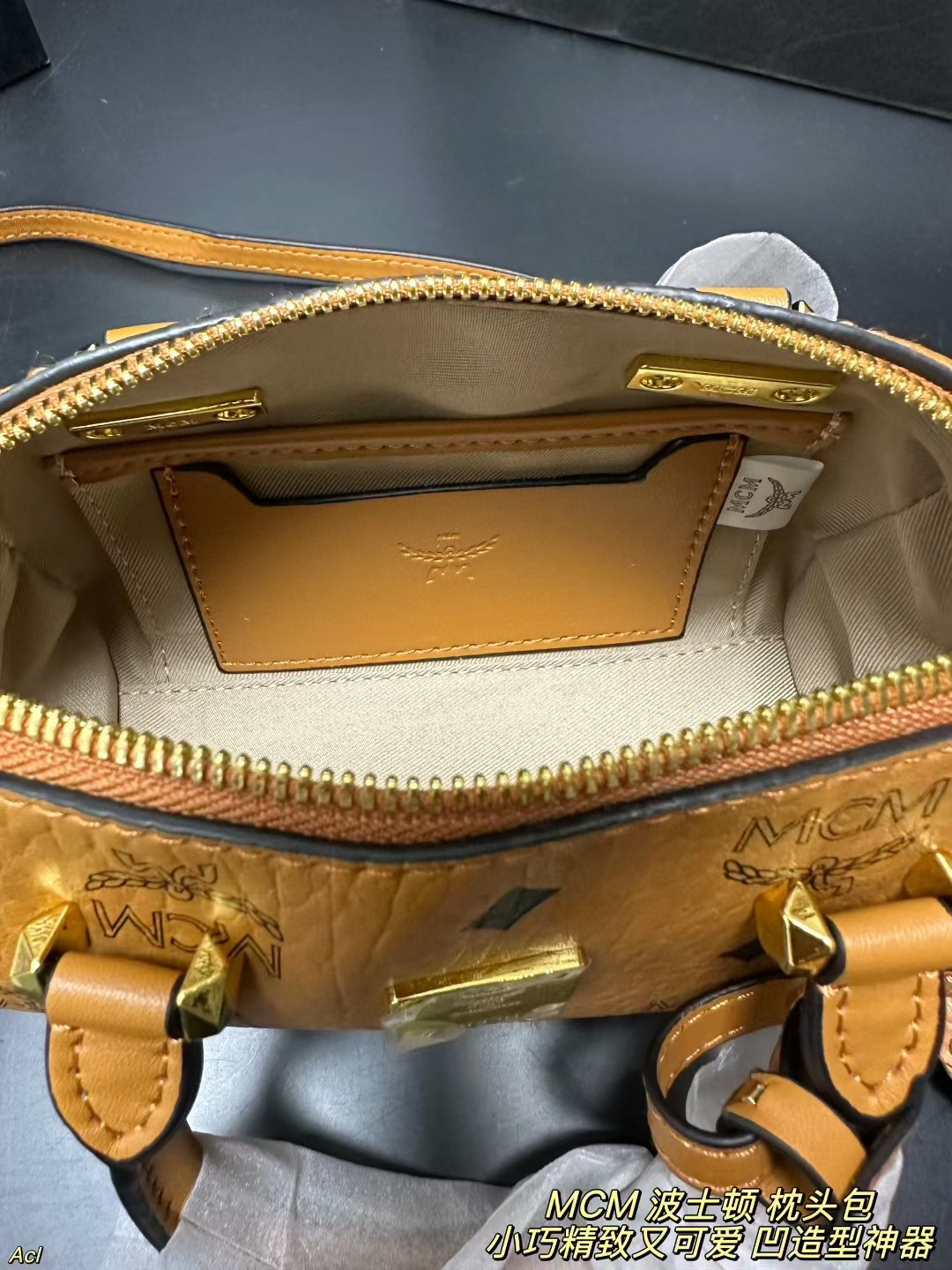 ❤️440包邮/原单代购级别
配盒
MCM 波士顿 枕头包
可爱又实用!造型小巧玲珑,超级可爱,日常用品都能装下,经典的款式永不过时,怎么搭都好看。拥有它,出行都变得更快乐啦!一年四季都可以背。可以手提也可以斜挎!
尺寸:18*11CM