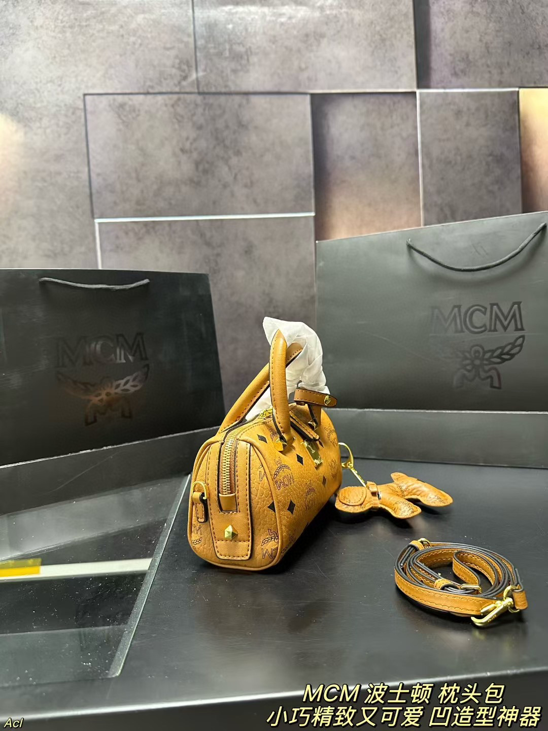 ❤️440包邮/原单代购级别
配盒
MCM 波士顿 枕头包
可爱又实用!造型小巧玲珑,超级可爱,日常用品都能装下,经典的款式永不过时,怎么搭都好看。拥有它,出行都变得更快乐啦!一年四季都可以背。可以手提也可以斜挎!
尺寸:18*11CM