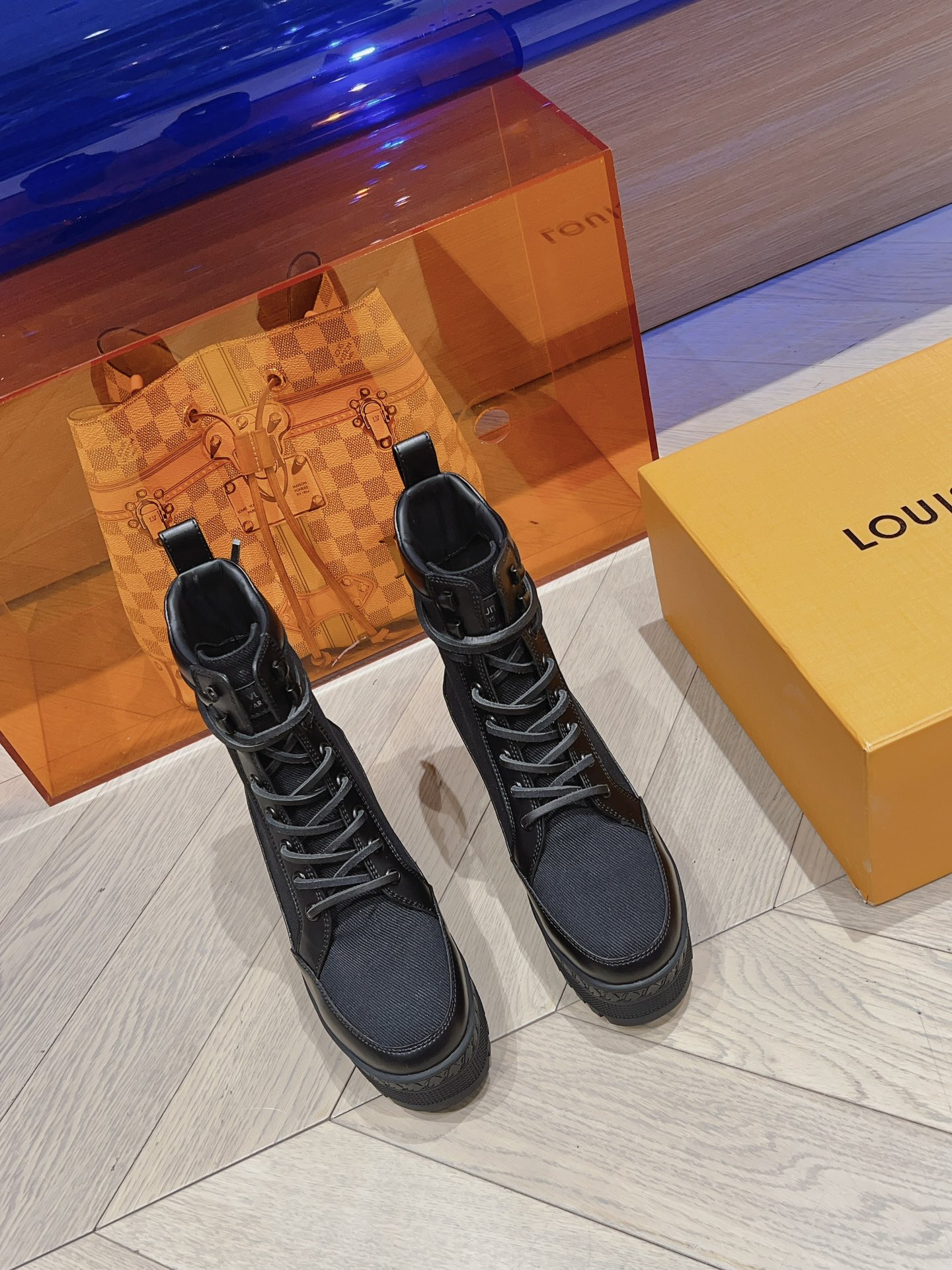 NO:483120,New color, high version, LV donkey brand, classic high-heeled Martin boots, thick-heeled sand boot series, original one-to-one replica, contrasting details, last shape, material, outsole, etc., upper cowhide/presby leather splicing, the whole shoelace in the cowhide is cut with genuine leather, heel height 7cm, water table 3.5cm, atmospheric slimming and height increase, easy to walk without tiring feet, size 35-40 (41 order), boots, louis vuitton, louis vuitton, boots, cowhide19860909新色 高版本 LV驴牌 经典高跟马丁靴  粗跟沙地靴系列 原版一比一复刻 可对比细节 楦形 材料 大底等 鞋面牛皮/老花皮拼接 牛皮里整条鞋带都是真皮切条 跟高7cm 水台3.5cm 大气显瘦增高 好走不累脚  码数35-40（41订）,靴子,louis vuitton,louis vuitton,boots,cowhide,Women's Shoes