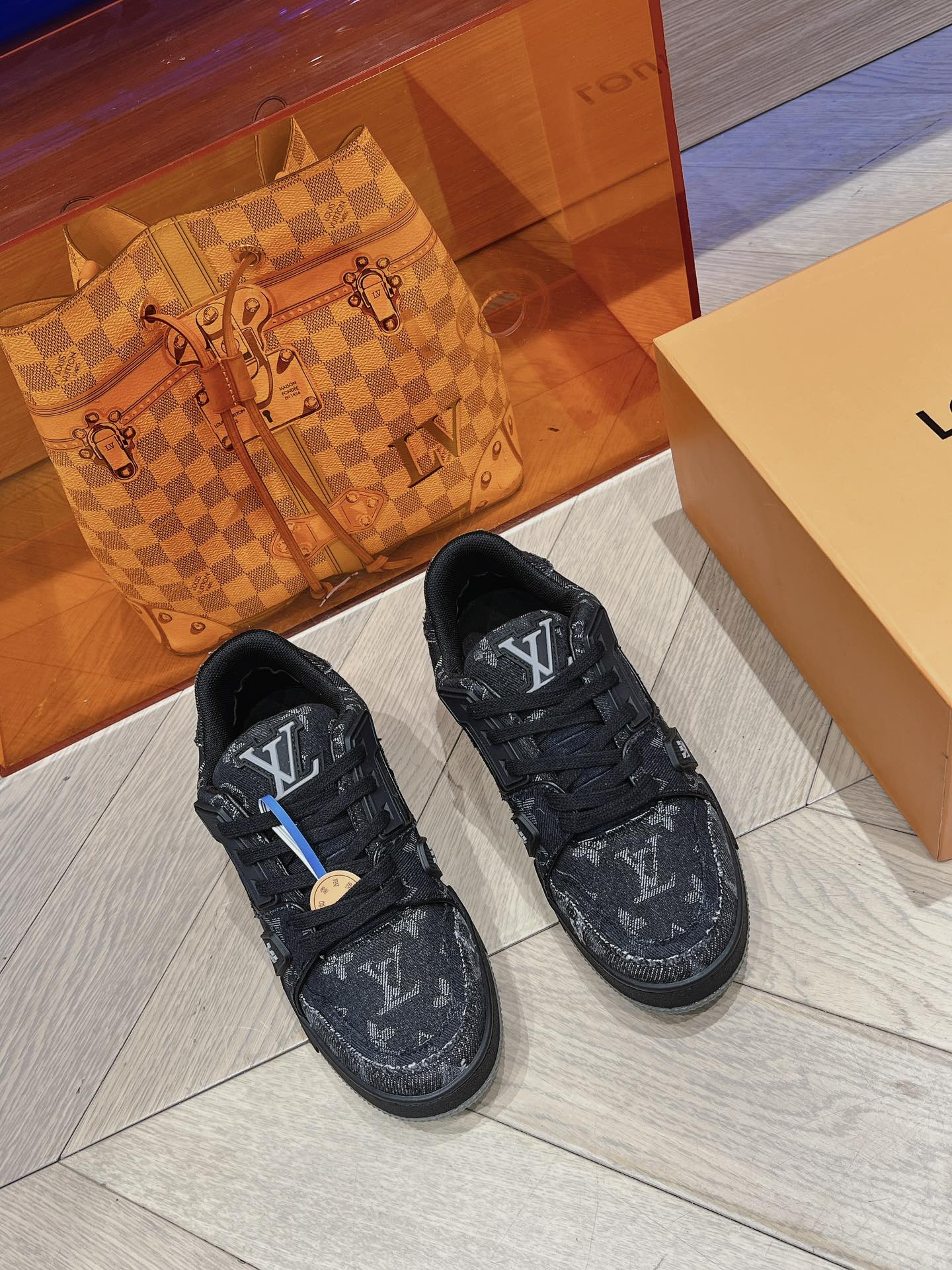 NO:481850,LV purchasing-grade new colors, classic donkey family full series!   LV Trainer PVC sneakers, every style and color matching is great!  Trainer's foot feel is really good. The fabric is made of the same material as the original, and the workmanship details are made of the original one to one, comparing each detail!   TPU original outsole, purchasing level, not ordinary material. Size 35-40 for women, 38-45 for men, casual shoes/sports shoes, louis vuitton, louis vuitton, louis vuitton, louis vuitton, sneakers19860909LV代购级新色 经典驴家全系列！  LV Trainer PVC 运动鞋, 每个款式配色都很赞！Trainer的脚感真的非常不错  面料选用原版完全一样材质做工细节,原版一比一,对比每个细节！  TPU原版大底,代购级别,不是普通材质哦 码数女35-40 男38-45,休闲鞋/运动鞋,louis vuitton,louis vuitton,louis vuitton,sneakers,Women's Shoes