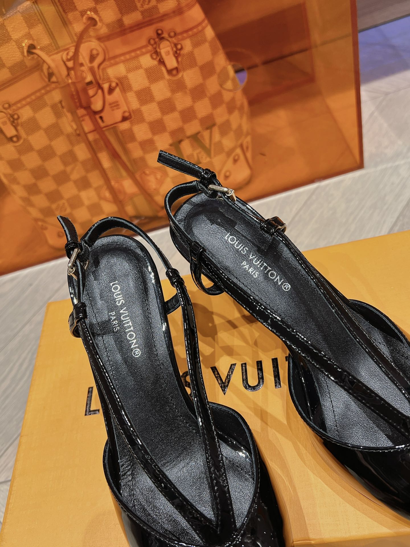 最新L️家专柜最新走秀款单鞋完美楦型+后包LV新元素扣子设计高端品质进口高端面料呈现出精致质感！面料进口