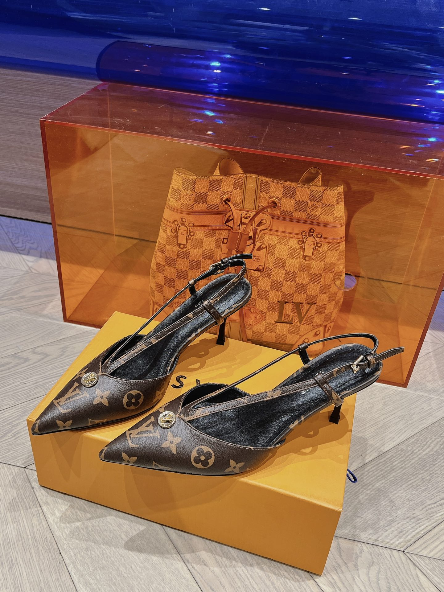 最新L️家专柜最新走秀款单鞋完美楦型+后包LV新元素扣子设计高端品质进口高端面料呈现出精致质感！面料进口