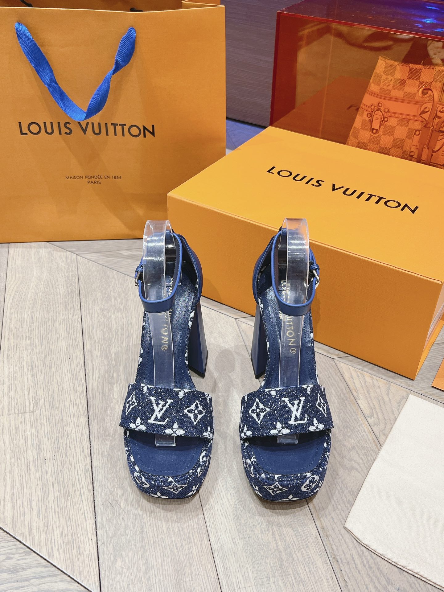 Replice de concepteur d’atelier
 Louis Vuitton Aaaa
 Chaussures Escarpins À Talons Hauts Sandales Cuir vache Peau chèvre verni mouton Série d’été