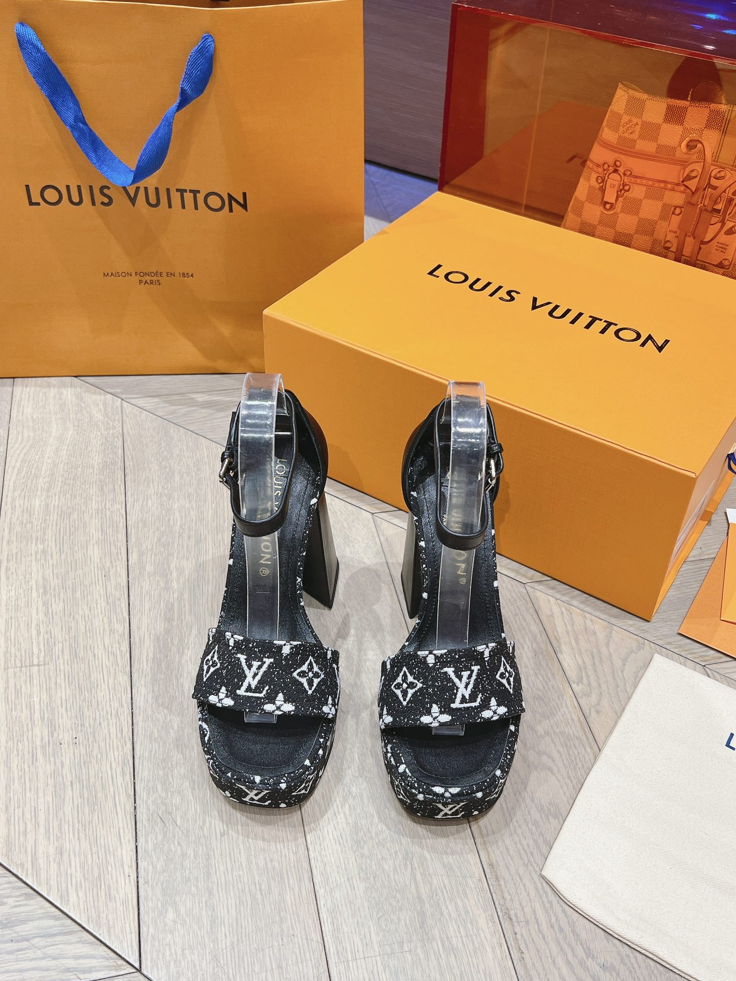 Louis Vuitton spiegelkwaliteit
 Schoenen Hoge Hakken Sandalen Koeienhuid Geitenhuid Patentleer Schapenvacht Zomercollectie