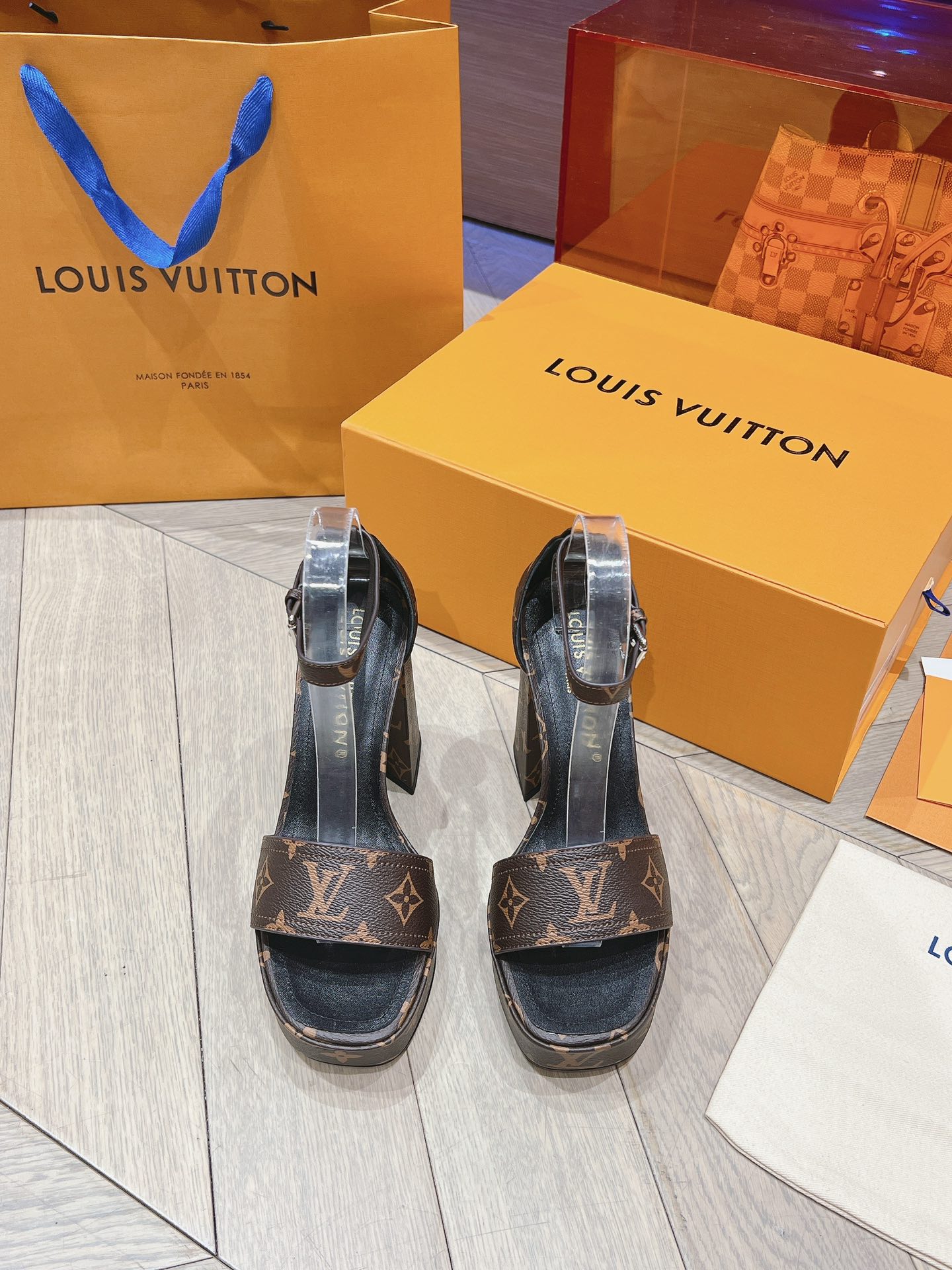 Louis Vuitton Schoenen Hoge Hakken Sandalen Koop luxe 2024
 Koeienhuid Geitenhuid Patentleer Schapenvacht Zomercollectie