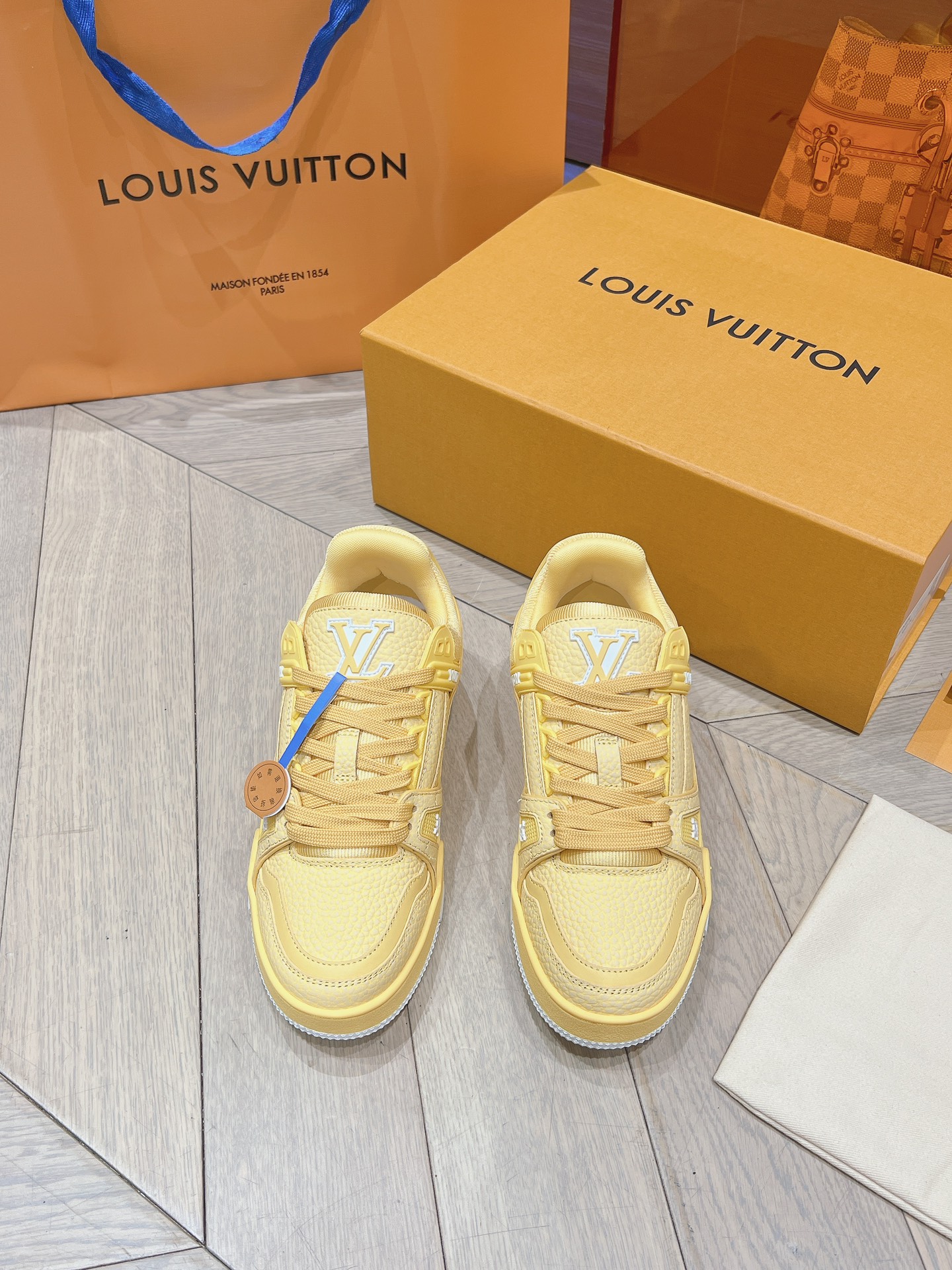 NO:271671,LV purchasing-grade new colors, classic donkey family full series!   LV Trainer PVC sneakers, every style and color matching is great!  Trainer's foot feel is really good. The fabric is made of the same material as the original, and the workmanship details are made of the original one to one, comparing each detail!   TPU original bottom, purchasing level, not ordinary material, size number female 35-40 male 38-45,,louis vuitton,louis vuitton,louis vuitton,sneakers19860909LV代购级新色 经典驴家全系列！  LV Trainer PVC 运动鞋, 每个款式配色都很赞！Trainer的脚感真的非常不错  面料选用原版完全一样材质做工细节,原版一比一,对比每个细节！  TPU原版大底,代购级别,不是普通材质哦 码数女35-40 男38-45,,louis vuitton,louis vuitton,louis vuitton,sneakers,Men's shoes