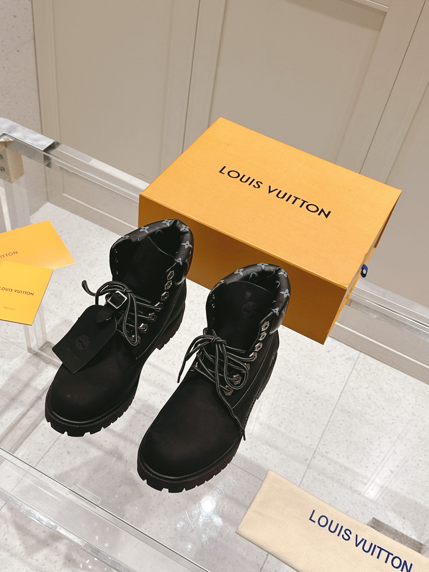 NO:483201,High-end couple's LV & Tianbolan co-branded Martin boots Xiaolujia couple's cool short boots are finally released!  It has a retro and versatile appearance and has a height-enhancing anti-slip shoe style, which is very beautiful for both men and women!  35-45, boots, louis vuitton, louis vuitton, boots19860909高版  情侣款  LV &添柏岚联名款马丁靴小驴家 情侣款酷飒短靴终于面世！有着复古百搭外观,增高防滑鞋型,男女穿都很漂亮！ 码数35-45,靴子,louis vuitton,louis vuitton,boots,Women's Shoes