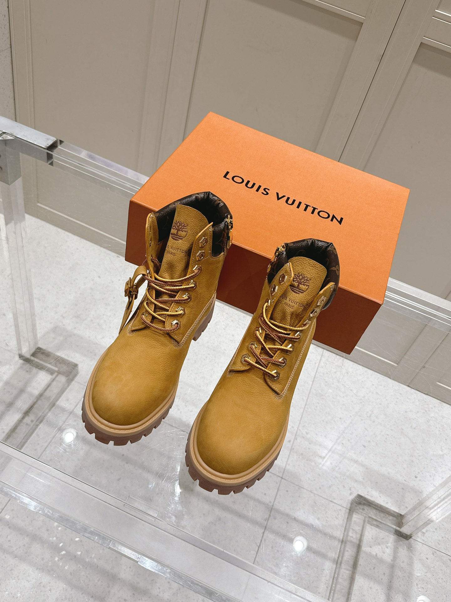 NO:483215,High-end couple's side zippered LV & Tianbolan co-branded Martin boots Xiaolujia Couple cool short boots are finally released!  It has a retro and versatile appearance and has a height-enhancing anti-slip shoe style, which is very beautiful for both men and women!  35-45, boots, louis vuitton, louis vuitton, boots19860909高版  情侣款 侧拉链款  LV &添柏岚联名款马丁靴小驴家 情侣款酷飒短靴终于面世！有着复古百搭外观,增高防滑鞋型,男女穿都很漂亮！ 码数35-45,靴子,louis vuitton,louis vuitton,boots,Women's Shoes