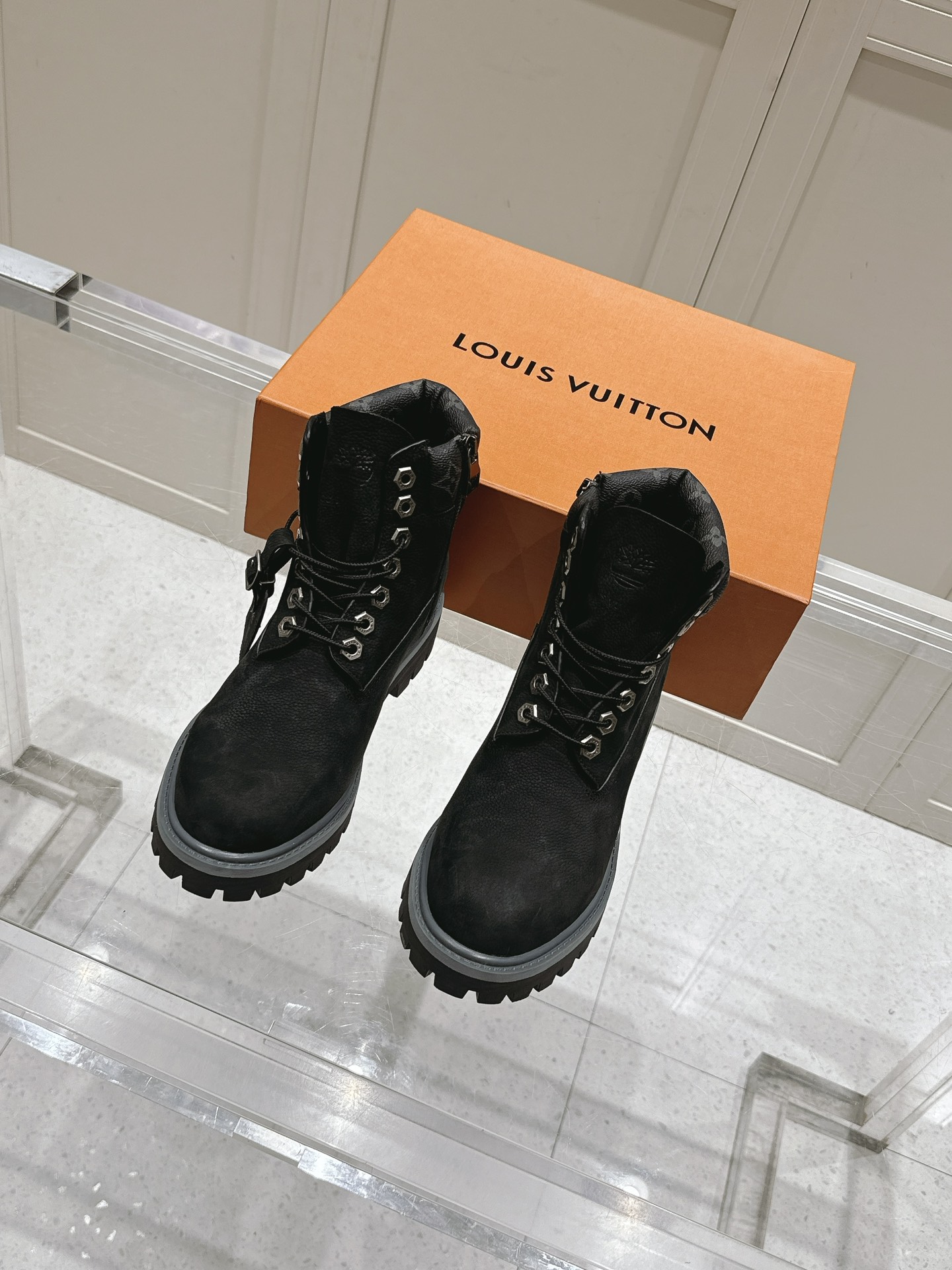 NO:483182,High-end couple's LV & Tianbolan co-branded Martin boots Xiaolujia couple's cool short boots are finally released!  It has a retro and versatile appearance and has a height-enhancing anti-slip shoe style, which is very beautiful for both men and women!  35-45, boots, louis vuitton, louis vuitton, boots19860909高版  情侣款  LV &添柏岚联名款马丁靴小驴家 情侣款酷飒短靴终于面世！有着复古百搭外观,增高防滑鞋型,男女穿都很漂亮！ 码数35-45,靴子,louis vuitton,louis vuitton,boots,Women's Shoes
