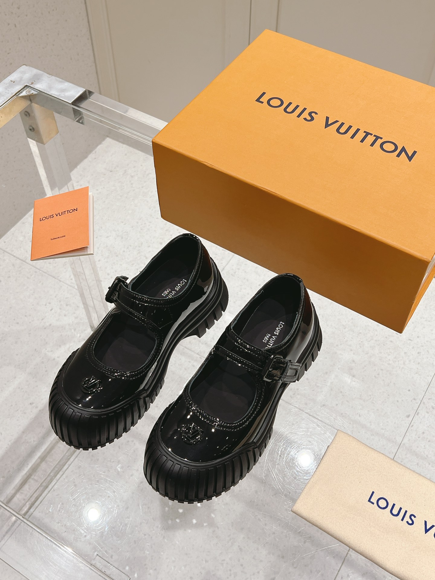 NO:482445,LV, new four seasons, shell head, Mary Jane single shoes, girl's age reduction, 5-6 cm high, whole height enhancement, good outfit, size 5-40, Mary Jane, louis vuitton,mary jane19860909LV 四季新款 贝壳头玛丽珍单鞋 少女又减龄 5-6公分跟高 整个增高好穿搭 码数5-40,玛丽珍,louis vuitton,mary jane,Women's Shoes