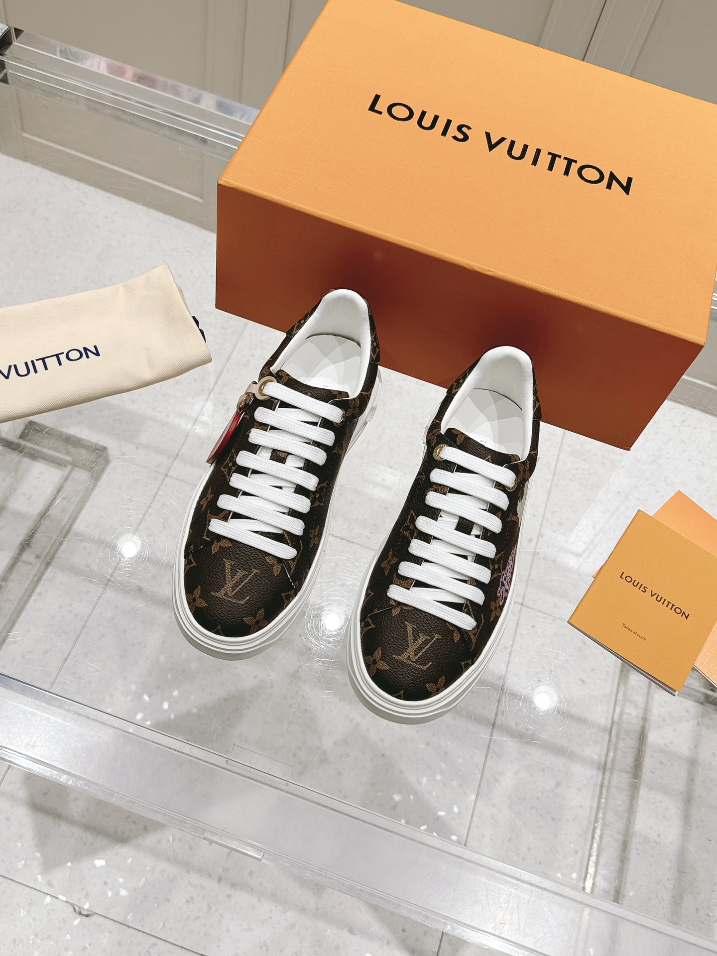 NO:167977,Lv new white shoes, four-leaf clover sun flower pendant, adds naughty and lively color to simple white shoes, easy to wear and look good, size 35 (41 customized), casual shoes/sports shoes, louis vuitton, sneakers19860909Lv新款小白鞋 四叶草太阳花吊饰 为简洁小白鞋添加调皮活泼色彩 好穿又耐看 码数35（41定制）,休闲鞋/运动鞋,louis vuitton,sneakers,Women's Shoes