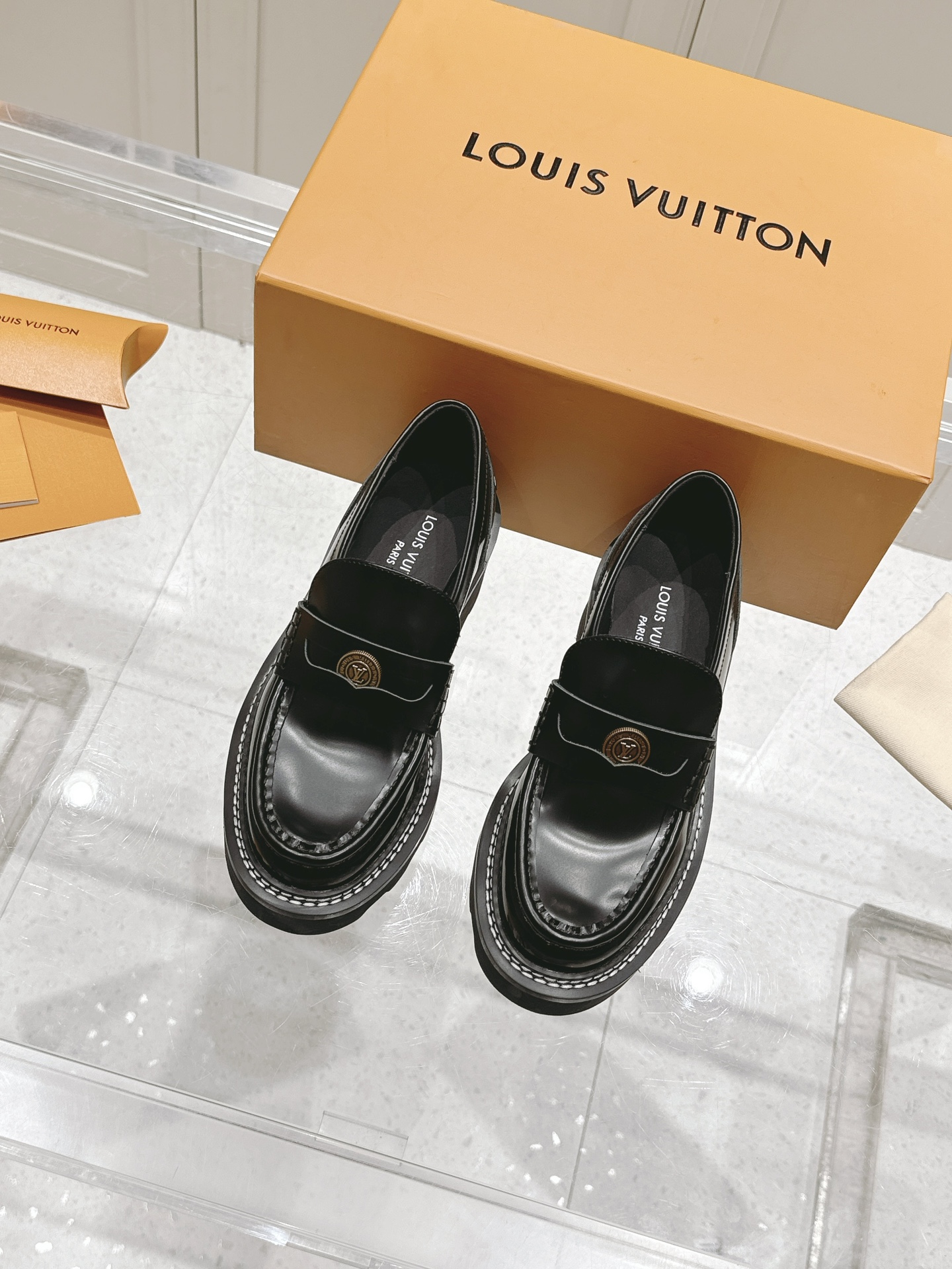 NO:167965,High-end LV new gold coin loafers British retro style thick-soled high-rise shoes Size 35-40 (40 orders), louis vuitton,loafers19860909高版 LV 新款 金币乐福鞋 英伦复古风 厚底增高单鞋 码数35-40（40订）,乐福鞋,louis vuitton,loafers,Women's Shoes