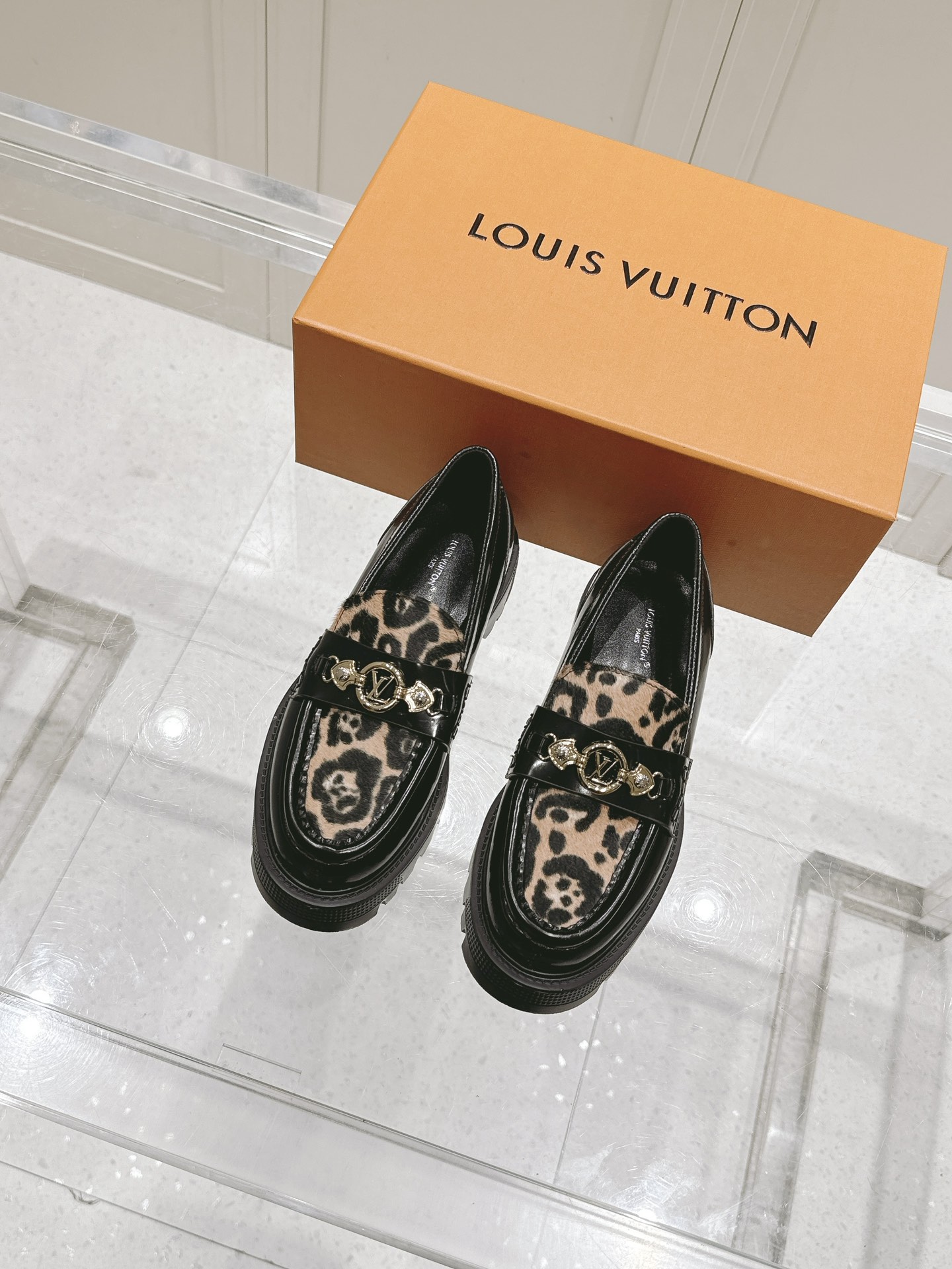 NO:167959,High-end LV new loafers British retro style thick-soled height-enhancing shoes Size 35-40 (40 orders), loafers, louis vuitton,loafers19860909高版 LV 新款 乐福鞋 英伦复古风 厚底增高单鞋 码数35-40（40订）,乐福鞋,louis vuitton,loafers,Women's Shoes