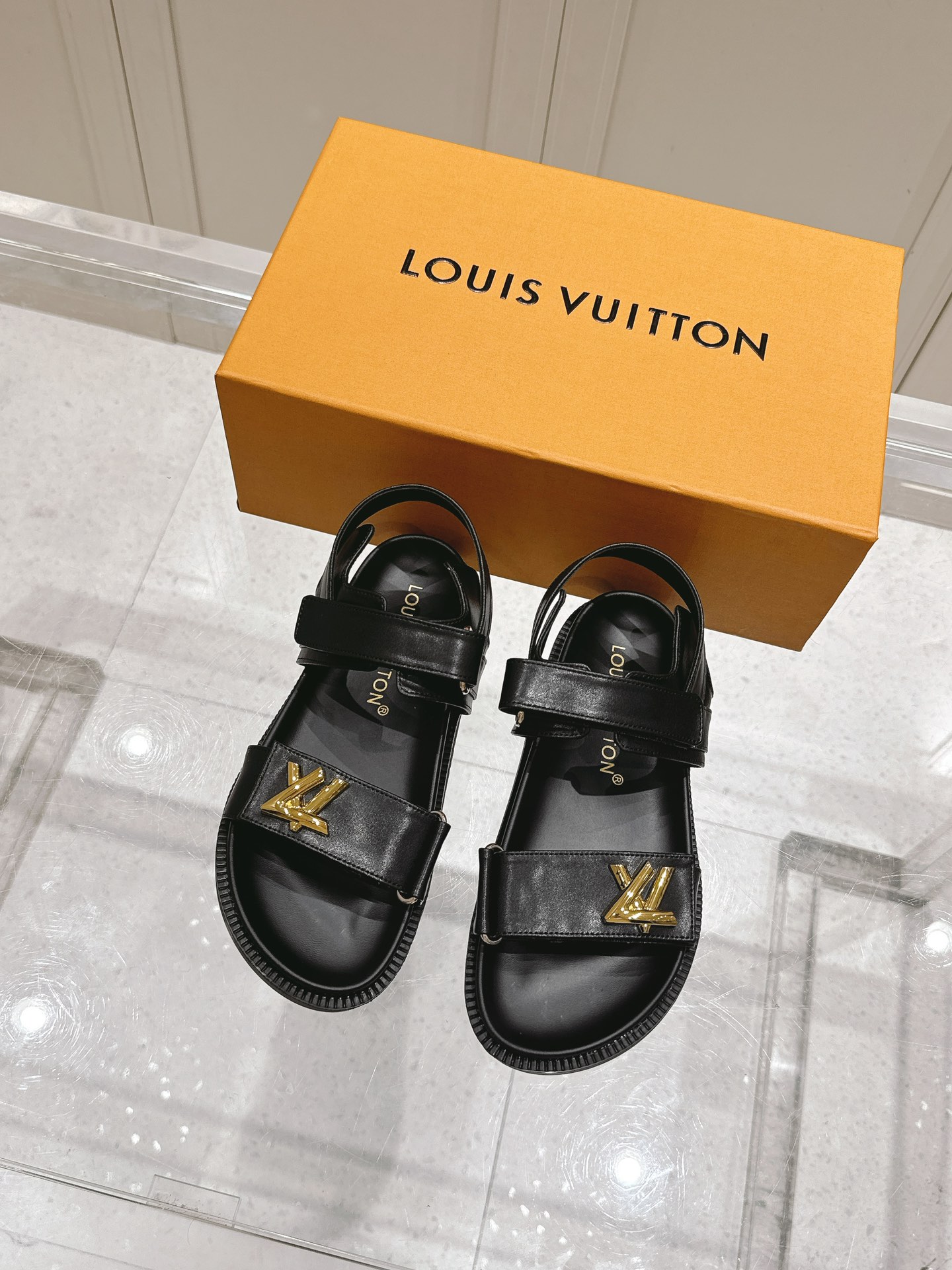 NO:167949,2025 LV classic presbyop sandals beach shoes, hard products are new, full of high-end feel!  A popular model from domestic and foreign bloggers, retro and fashionable, beautiful!  Special material for upper LV, inner lining PU water table, outsole rubber combination, shoe size: 35-40 (41 customization), sandals, louis vuitton, sandals198609092025 LV经典老花凉拖沙滩鞋 硬货上新 高级感十足！国内外博主刷爆的一款,复古又时髦上脚美炸了！ 鞋面LV专用特殊材质 内里 PU水台 大底橡胶组合 鞋码: 35-40（41定制）,凉鞋,louis vuitton,sandals,Women's Shoes