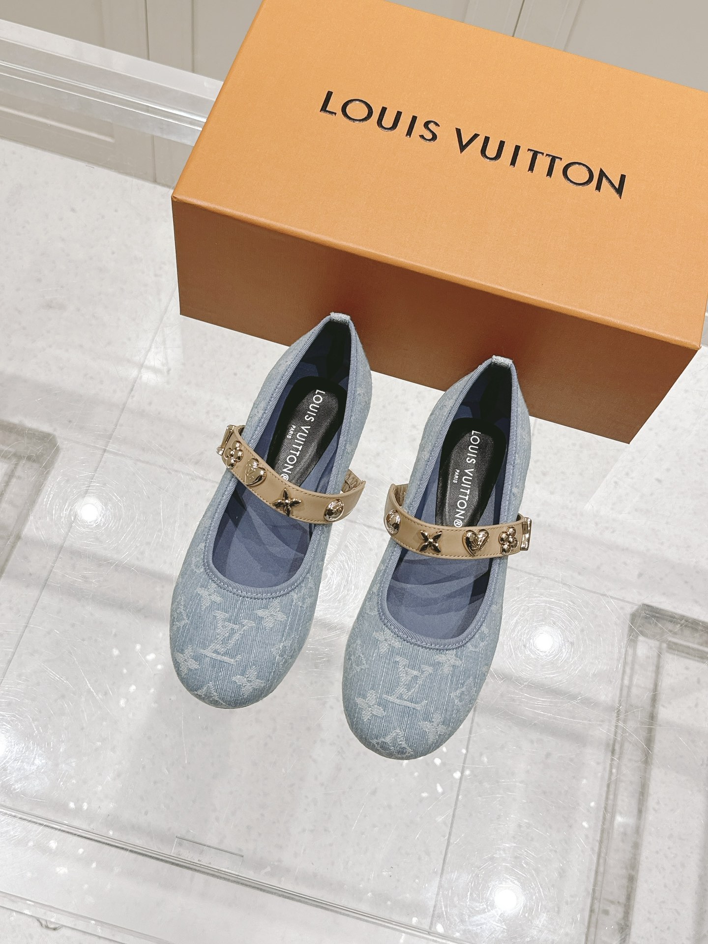 NO:167953,Louis Vuitton Louis Vuitton Spring and Summer (Murakami Takashi) co-branded Mary Jane fashion flat ballet shoes. Many supermodels appeared on the spring and summer show. Simple and generous and very versatile. The upper is made of original cowhide, with LV colored presbyterian logo embellishment, breathable, comfortable and wear-resistant Italian leather outsole. Size 35-40 (41 customization), ballet shoes, louis vuitton, louis vuitton, louis vuitton, mary jane, cowhide, Leather soles19860909Louis Vuitton 路易威登春夏（村上隆）联名玛丽珍时装平底芭蕾舞鞋 春夏秀场出镜超多名模上脚 简约大方非常百搭 鞋面采用原版牛皮,LV彩色老花标识点缀,透气舒适耐磨 意大利真皮大底 码数35—40（41定制）,芭蕾舞鞋,louis vuitton,louis vuitton,louis vuitton,mary jane,cowhide,Leather soles,Women's Shoes