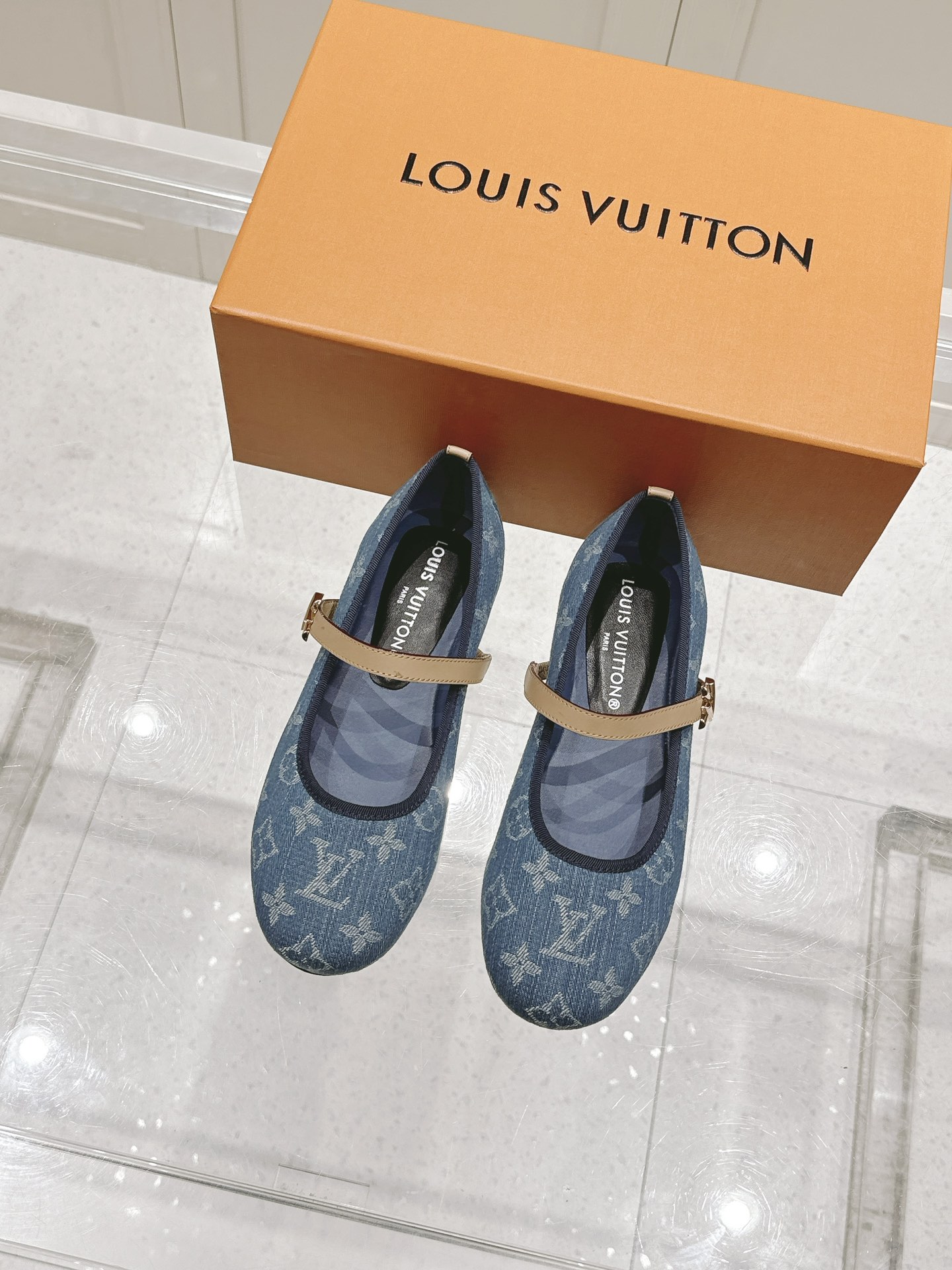 NO:167956,Louis Vuitton Louis Vuitton Spring and Summer (Murakami Takashi) co-branded Mary Jane fashion flat ballet shoes. Many supermodels appeared on the spring and summer show. Simple and generous and very versatile. The upper is made of original cowhide, with LV colored presbyterian logo embellishment, breathable, comfortable and wear-resistant Italian leather outsole. Size 35-40 (41 customization), ballet shoes, louis vuitton, louis vuitton, louis vuitton, mary jane, cowhide, Leather soles19860909Louis Vuitton 路易威登春夏（村上隆）联名玛丽珍时装平底芭蕾舞鞋 春夏秀场出镜超多名模上脚 简约大方非常百搭 鞋面采用原版牛皮,LV彩色老花标识点缀,透气舒适耐磨 意大利真皮大底 码数35—40（41定制）,芭蕾舞鞋,louis vuitton,louis vuitton,louis vuitton,mary jane,cowhide,Leather soles,Women's Shoes