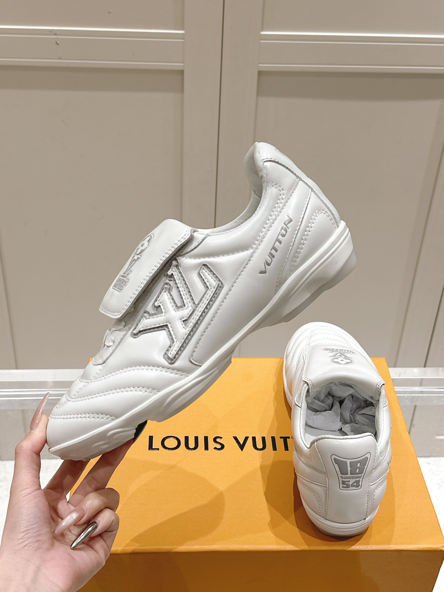 NO:259524,LV Louis Vuitton's latest Footprint series! Couple football sneakers Original purchase and development Made this Footprint Soccer sneakers were unveiled at the 2025 Spring and Summer Fashion Show. It is the first sneaker designed by Pharrell Williams for football. The shoes are inspired by football sports that spans generations and culture, echoing the theme of unity and participation of the 2025 Spring and Summer Fashion Show. The shoes are known for their smooth design, with dynamic IV Initials logo on the sides, and the tongue is embellished with Lvers United badges inspired by the football team, and the sole of the footprint rubber sole is decorated with a variety of Louis Vuitton logos. The delivery counter is exquisitely packaged. Fabric: original imported cowhide, original custom-made soft sheepskin lining, sole original open mold, two-color TPU combination sole, 3.5CM thick Size: Women's 35-41 / Men's 39-45, casual shoes/sports shoes, louis vuitton, louis vuitton, versace, sneakers, cowhide, sheepskin19860909LV路易威登最新Footprint系列！情侣款足球运动鞋 原版购入开发 做货 这款 Footprint Soccer 运动鞋于2025春夏系列时装展中亮相,是Pharrell Williams 首次以足球鞋为灵感设计的运动鞋.鞋款的灵感来自跨越世代和文化的足球运动,呼应2025春夏系列时装展团结一致、全民参与的主题.鞋款以流丽的设计著称,侧面以富动感的IV Initials标志点缀,鞋舌缀有灵感来自足球队伍的Lvers United徽章,而脚掌纹橡胶鞋底饰有多款路易威登标志 配送专柜精美包装 面料:原版进口头层牛皮 内里原版定制柔软羊皮里 鞋底原版开模双色TPU组合底 底厚3.5CM Size:女款35-41 / 男款39-45,休闲鞋/运动鞋,louis vuitton,louis vuitton,versace,sneakers,cowhide,sheepskin,Women's Shoes