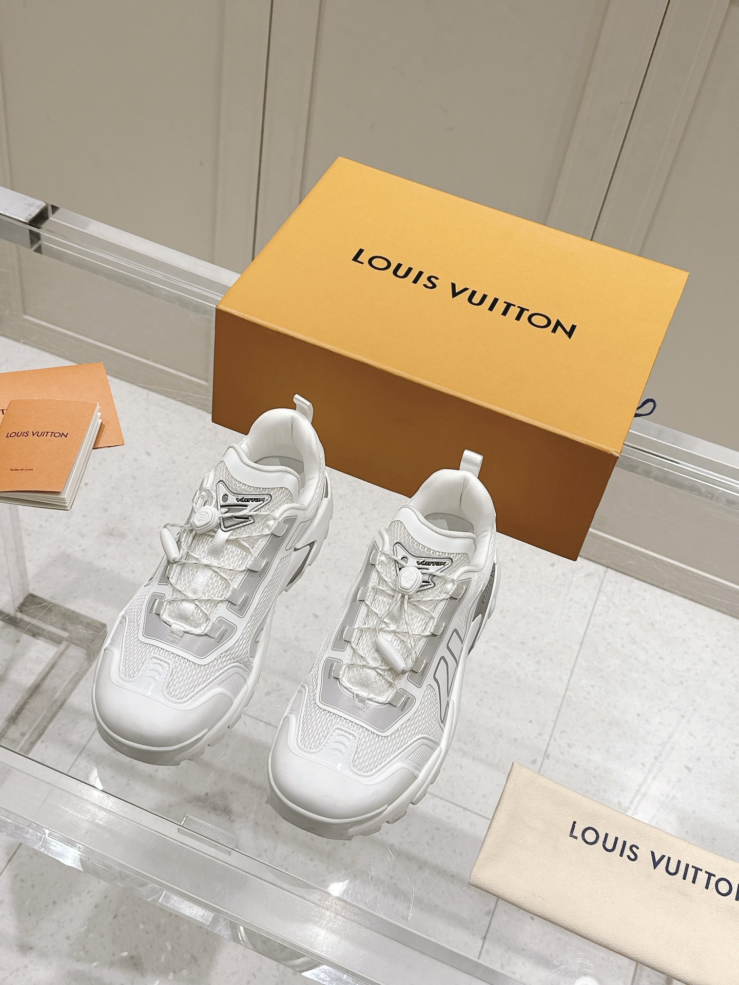 NO:258577,Top version of men's LV Louis Vuitton Ljia Donkey Runner Tatic series Thick sole Casual sports shoes Running shoes Original purchase and development Made this model LV Runner Tatic sports shoes combine technology materials such as mesh fabric and straps to interpret the inspiration of traditional hiking shoes. LV letters are written on one side, and the lassoon buckles are embellished with fast lace-up system Monogram Flowers and Louis Vuitton logos, light and wear-resistant rubber outsole perfect overall, delivery counter exquisite packaging Fabric: original imported custom technology fabric   mesh surface Inner original customized breathable mesh Sole original open mold anti-slip rubber combination material Sole thickness 4CM Size: men's model 39-44 (45 customized), casual shoes/sports shoes, louis vuitton, louis vuitton, louis  vuitton, louis vuitton,sneakers19860909顶级版本男款 LV路易威登 L家驴牌Runner Tatic系列 厚底 休闲 运动鞋 跑鞋 原版购入开发 做货 本款 LV Runner Tatic 运动鞋融合网格面料和饰带等科技材质,演绎传统登山鞋的灵感启发.LV 字母抒写于一侧,快速系带系统的套索扣点缀 Monogram 花卉和路易威登标识,轻盈耐磨的橡胶外底完善整体 配送专柜精美包装 面料:原版进口定制科技面料 网面 内里原版定制透气网里 鞋底原版开模防滑橡胶组合材质 底厚4CM Size:男款39-44（45定做）,休闲鞋/运动鞋,louis vuitton,louis vuitton,louis vuitton,louis vuitton,sneakers,Women's Shoes