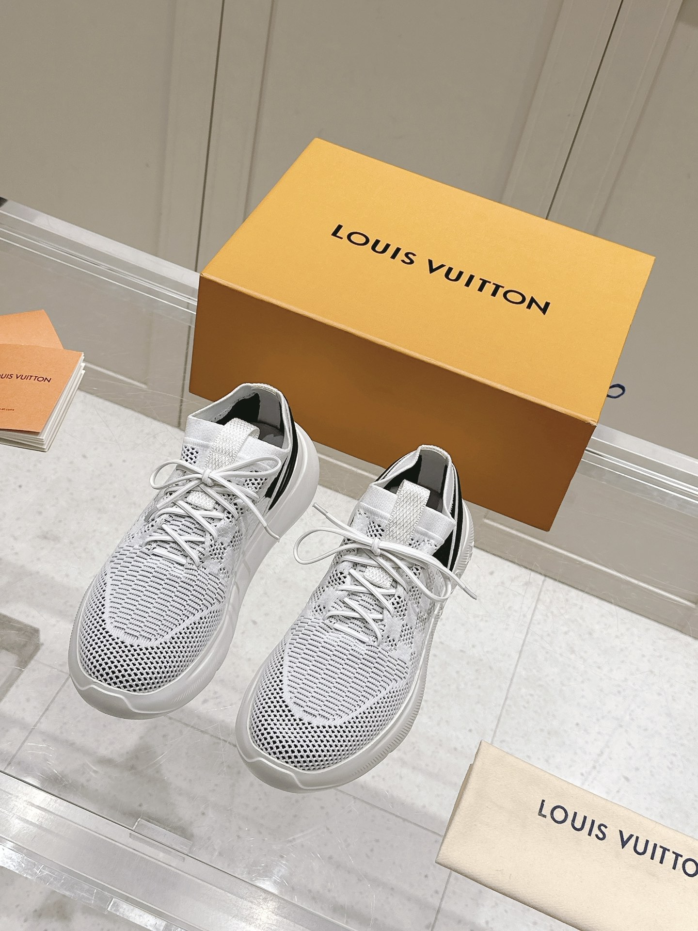 NO:258582,(Lv Louis Vuitton) Original hit, avant-garde and versatile fashion men's shoes private version, the upper is made of breathable flying woven fabric 1 replica.. Fashionable and crisp, atmospheric, more trendy, eye-catching and pursue grade. It will subvert the old ideas and must have fashion trends with you! You must keep it yourself! High-end comfort, large and low, high-end quality workmanship. Size 39-44 (45 customized) Multi-color selection, casual shoes/sports shoes, louis vuitton, louis vuitton, sneakers19860909（Lv 路易威登）原版爆款,前卫百搭时尚男鞋私版开模,鞋面采用透气飞织面一体面料1复刻..时尚干脆、大气个性更潮更抢眼更追求档次,它将颠覆旧念,与您共度时尚潮人必备! 必自留 ! 高大上的舒适大低,高端品质做工.码数39-44（45定做）多色可选,休闲鞋/运动鞋,louis vuitton,louis vuitton,sneakers,Women's Shoes