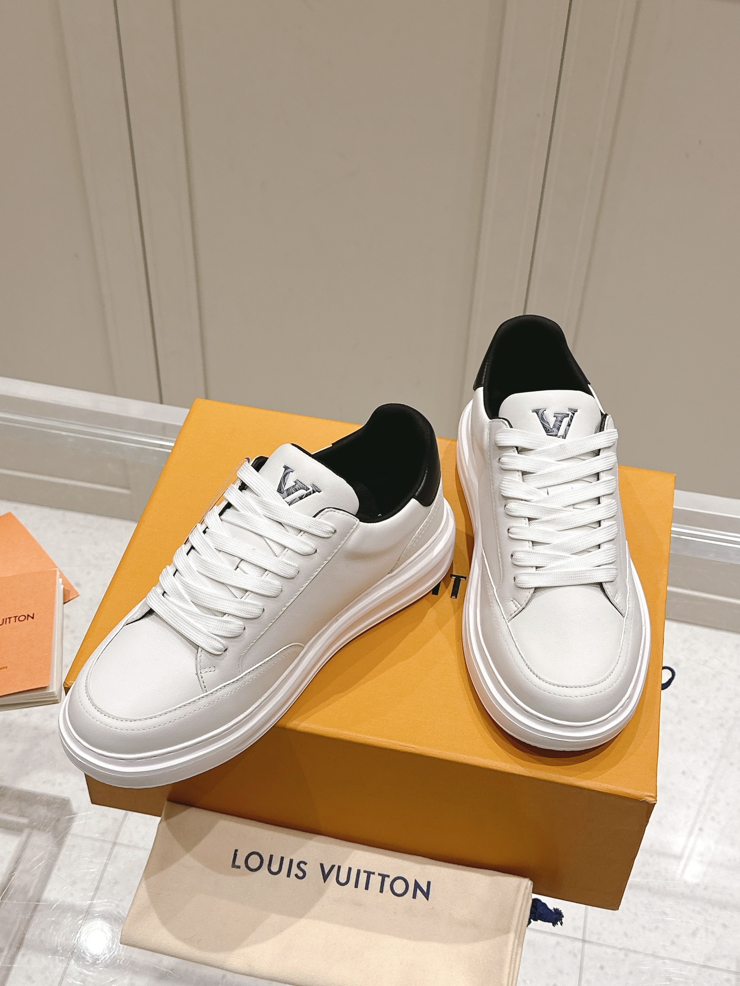 Louis Vuitton L Print Casual White Sneakers Designer Fashion Shoes 6 i1740738166 5076 2