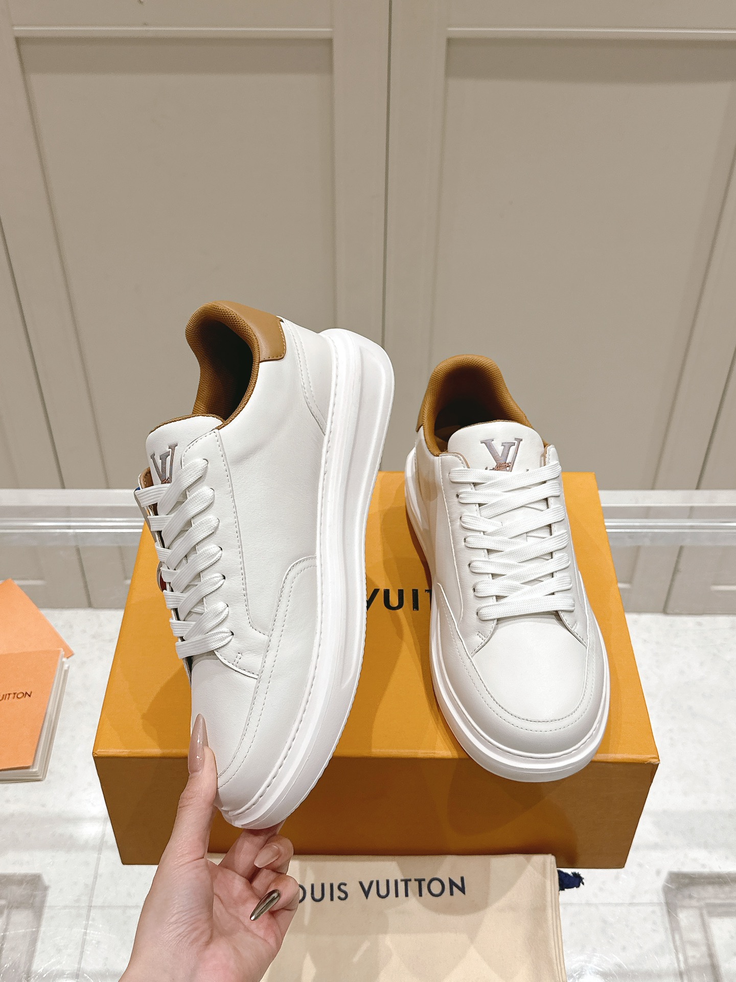 Louis Vuitton White Leather Sneakers with Embroidered LV Logo 4 i1740738365 2622 1