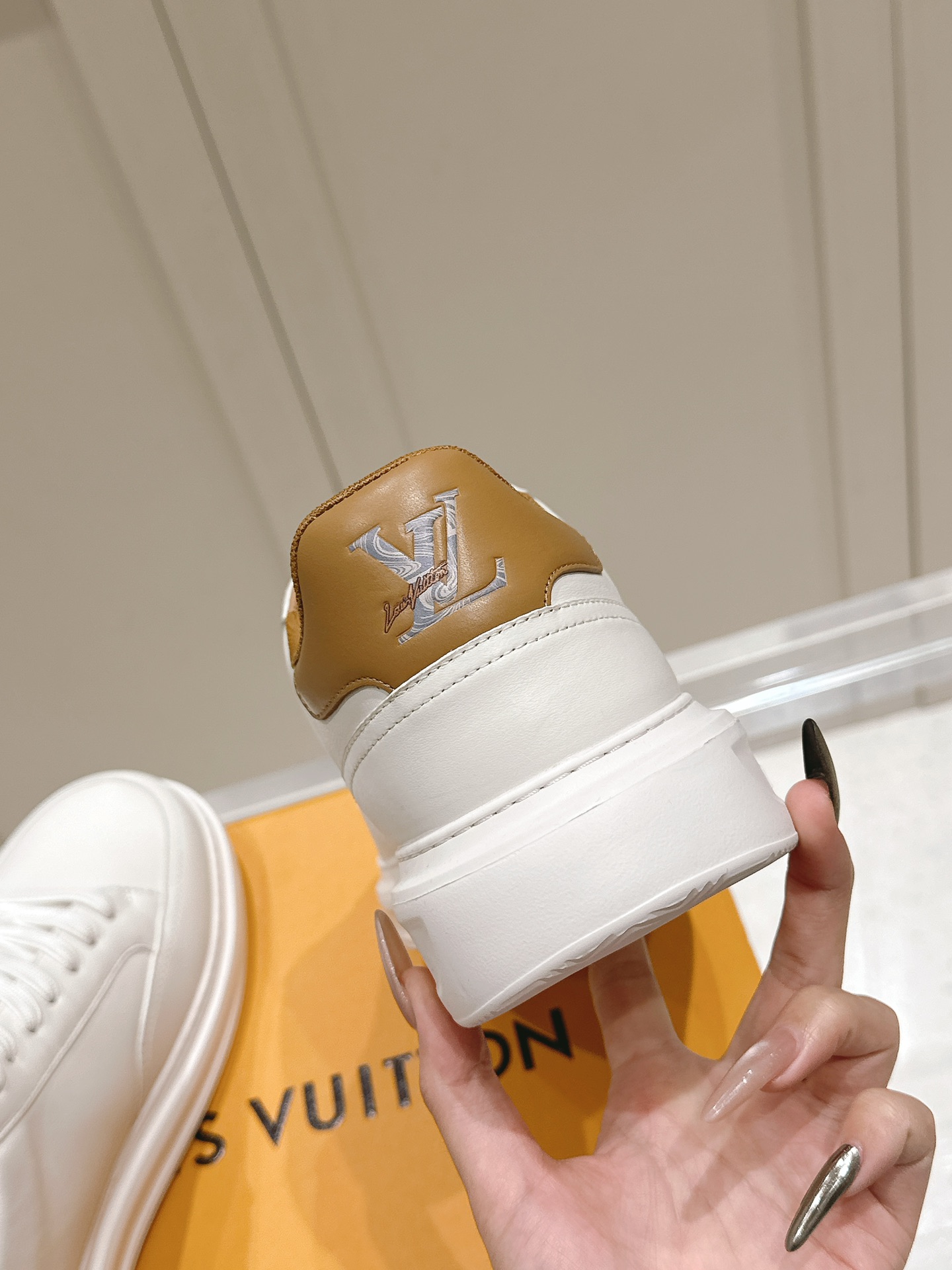 Louis Vuitton White Leather Sneakers with Embroidered LV Logo 9 i1740738365 2906 4