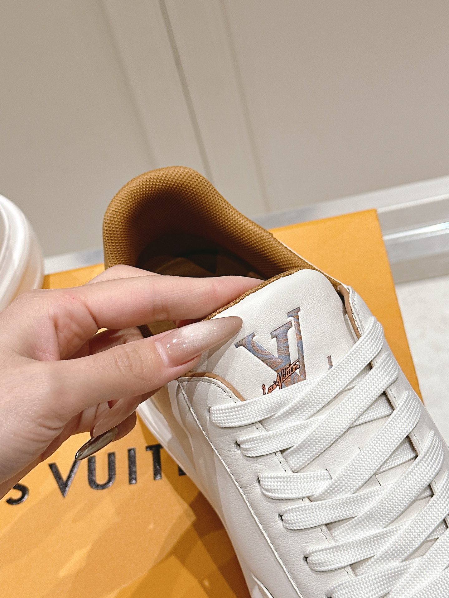 Louis Vuitton White Leather Sneakers with Embroidered LV Logo 7 i1740738365 5156 6