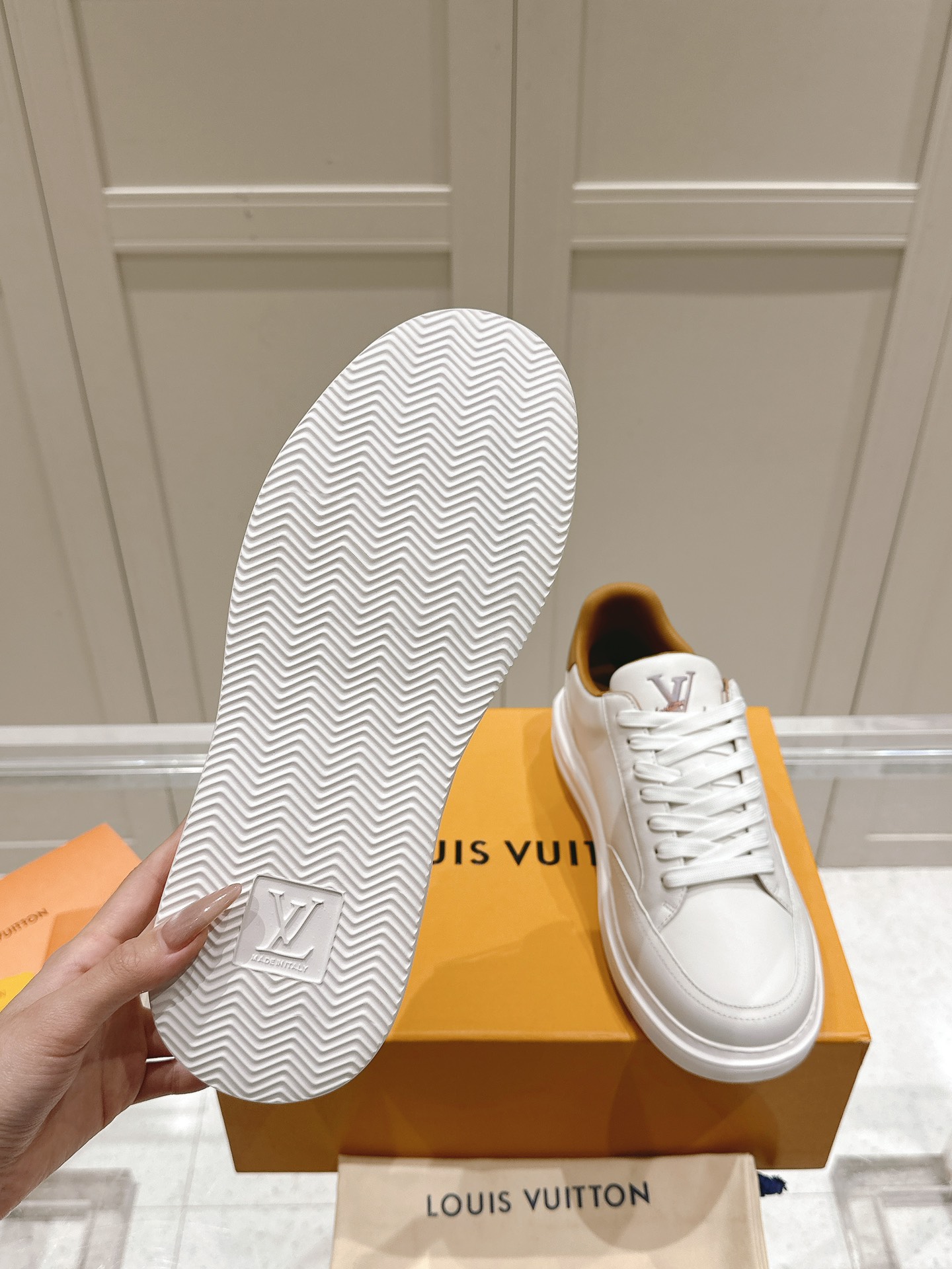 Louis Vuitton White Leather Sneakers with Embroidered LV Logo 10 i1740738365 8220 0