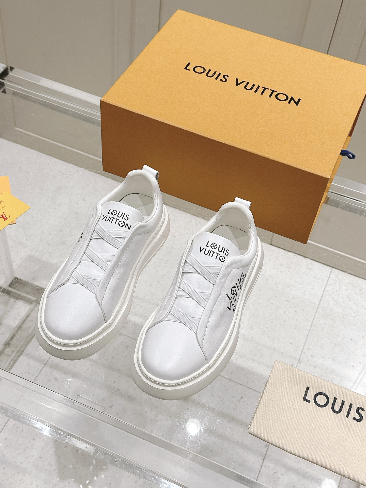 NO:263109,Purchase grade. Men's size. Denim Leather Louis Vuitton 26ss Spring and summer new Louis Vuitton men's white shoes casual shoes sneakers original purchase development and making goods, Donkey brand LV Louis Vuitton specially presented the first environmentally friendly couple's shoes for the traditional Chinese festival of Chinese Valentine's Day. Charlie and Squad sneakers. The men's and women's decorations are intertwined and can be put together in a complete Monogram element, with strong love combined into one. The side is oversized LV logo. Customized jacquard fabric with tongue. The heel is prestigious. The laces and tongue patches are made of recyclable ECONYL recycled nylon. The delivery counter is exquisitely packaged. Fabric: Custom imported cowhide/denim. Inner mesh is breathable. The sole is original molded TPU Size:  #Male 39-46 (45 46 customized non-return), casual shoes/sports shoes, louis vuitton, louis vuitton, louis vuitton, louis vuitton, louis vuitton, louis vuitton, sneakers, cowhide19860909代购级.男码.牛仔布 皮面 Louis Vuitton 26ss 春夏新款 路易威登 男款小白鞋 休闲鞋 运动鞋 原版 购入 开发做货,驴牌LV路易威登为中国传统七夕节特别呈献首款环保设计情侣鞋Charlie 与Squad运动鞋 男款和女款的装饰彼此相扣,即可拼合完整 Monogram 元素,浓浓爱意合二为一 侧身超大LV logo 鞋舌定制提花面料 后跟老花设计也很醒目,鞋带和鞋舌贴饰均由可循环利用的ECONYL再生尼龙制成 配送专柜精美包装 面料:定制进口牛皮/牛仔布 内里网面透气内里 鞋底原版开模TPU Size: #男39-46（45 46订做不退换）,休闲鞋/运动鞋,louis vuitton,louis vuitton,louis vuitton,louis vuitton,sneakers,cowhide,Women's Shoes