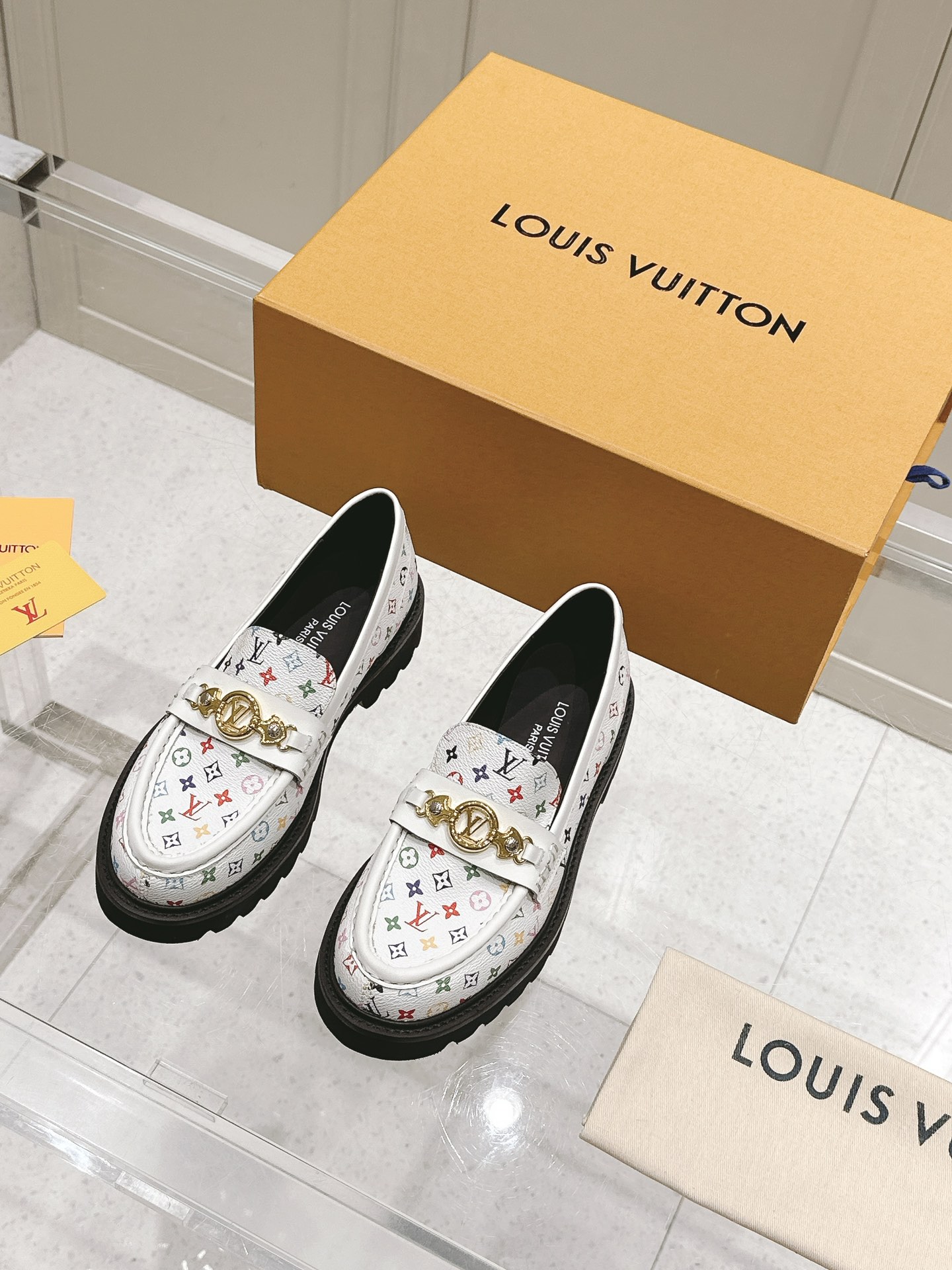 NO:258607,Love | 5 LV Louis Vuitton Counter Latest Old-fashioned Cowhide Thick-soled Loafers Series!  The new purchasing agent is available. This thick-soled sponge cake series is very popular this year. It is wearing the height-enhancing effect and leading the fashion absolutely yyds!  Fabric imported beaded cowhide, cowhide inner lining. Thick sole sponge cake lace logo, non-slip sole, this shoe is very comfortable on the feet, and the foot feels great. Original one-to-one mold opening sole, heel height 5cm, size 35-41 41 customized counter packaging, louis vuitton, louis vuitton,loafers,cowhide19860909乐福 | 5   LV 路易威登专柜最新老花牛皮厚底乐福鞋系列！代购级上新 这款松糕厚底系列今年非常爆,穿上增高效果,和时尚的引领绝对的yyds！ 面料进口开边珠牛皮 牛皮内里.厚底松糕鞋带logo 防滑鞋底,这款鞋子上脚非常舒服,脚感很棒 原版一比一开模大底 跟高5cm 码数35-41 41定制配专柜包装,乐福鞋,louis vuitton,louis vuitton,loafers,cowhide,Women's Shoes