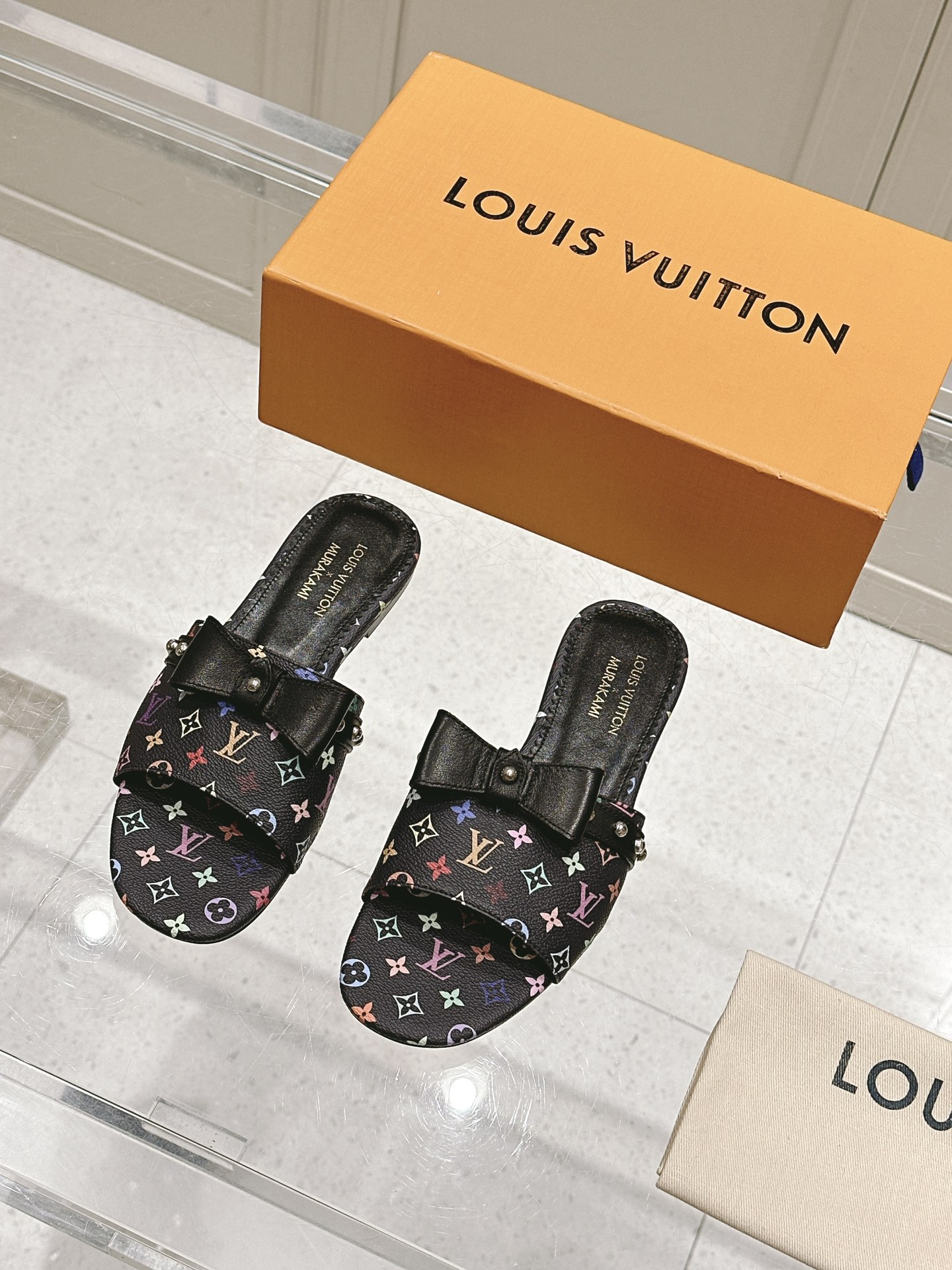 NO:258552,Women's LV x TM Louis Vuitton x Murakami Takashi jointly created 6AM series White Tricolor Flat-soled sandals Original purchase and development Made this 6AM sandals from Louis Vuitton x Murakami Takashi reprint series, full Monogram pattern is soaked in rainbow tones, allowing the brand's classic elements to stretch the distinctive aesthetic style of Japanese artist Takashi Murakami. The upper embellishment is nailed cowhide leather straps, and the details of the bow add exquisite brushstrokes. The delivery counter is exquisitely packaged. Fabric: Original custom imported top layer cowhide inner: imported soft sheepskin lining: original open molded genuine leather outsole Size: women's 35-39 (customized 40.41), slippers, louis vuitton, louis  vuitton, slippers, cowhide, sheepskin, Leather soles19860909女款 LV x TM 路易威登x村上隆联名6AM 系列 白三彩 平底 凉拖鞋 原版购入开发 做货 本款 6AM 凉拖出自路易威登 x 村上隆再版系列,为全幅 Monogram 图案浸染彩虹色调,令品牌经典元素舒展日本艺术家村上隆的鲜明美学风格.鞋面点缀饰钉牛皮革带,蝴蝶结细节再添考究笔触 配送专柜精美包装 面料 : 原版定制进口头层牛皮 内里 : 进口柔软羊皮里 鞋底 : 原版开模真皮大底 Size : 女款35-39（可定制40.41）,拖鞋,louis vuitton,louis vuitton,slippers,cowhide,sheepskin,Leather soles,Women's Shoes