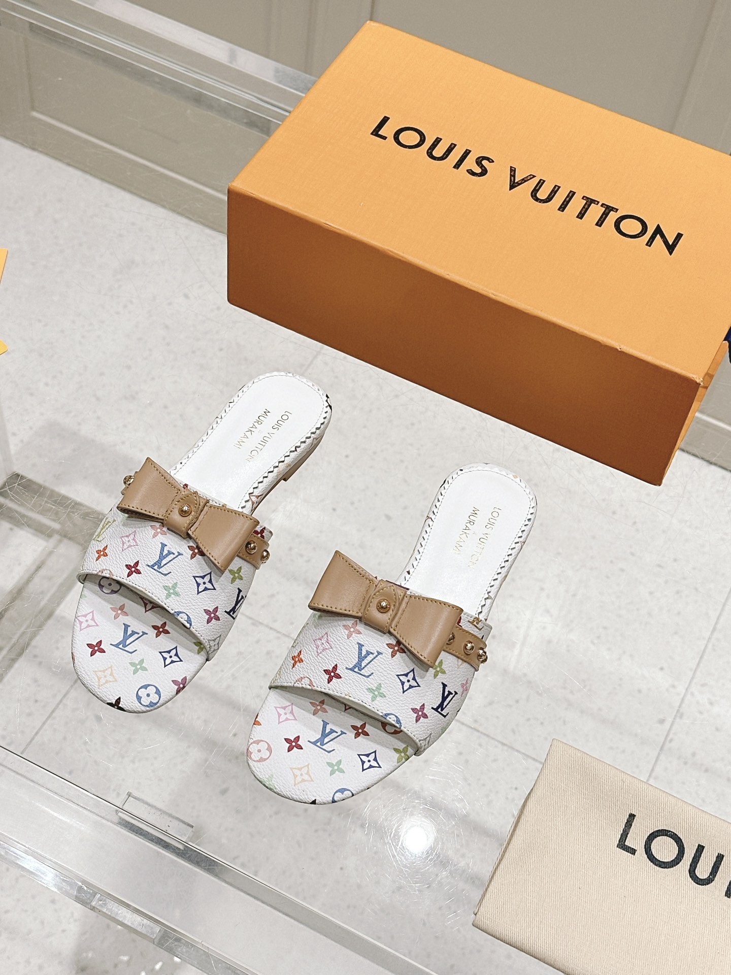NO:258555,Women's LV x TM Louis Vuitton x Murakami Takashi jointly created 6AM series White Tricolor Flat-soled sandals Original purchase and development Made this product This 6AM sandals are from Louis Vuitton x Murakami Takashi reprint series, full Monogram pattern is soaked in rainbow tones, allowing the brand's classic elements to stretch the distinctive aesthetic style of Japanese artist Takashi Murakami. The upper embellishment is nailed cowhide leather straps, and the details of the bow add exquisite brushstrokes. The delivery counter is exquisitely packaged. Fabric: Original custom imported top layer cowhide inner: imported soft sheepskin lining sole: original open mold genuine leather outsole Size: women's 35-39 (customized 40.41, slippers, louis vuitton, louis  vuitton, slippers, cowhide, sheepskin, Leather soles19860909女款 LV x TM 路易威登x村上隆联名6AM 系列 白三彩 平底 凉拖鞋 原版购入开发 做货 本款 6AM 凉拖出自路易威登 x 村上隆再版系列,为全幅 Monogram 图案浸染彩虹色调,令品牌经典元素舒展日本艺术家村上隆的鲜明美学风格.鞋面点缀饰钉牛皮革带,蝴蝶结细节再添考究笔触 配送专柜精美包装 面料 : 原版定制进口头层牛皮 内里 : 进口柔软羊皮里 鞋底 : 原版开模真皮大底 Size : 女款35-39（可定制40.41,拖鞋,louis vuitton,louis vuitton,slippers,cowhide,sheepskin,Leather soles,Women's Shoes
