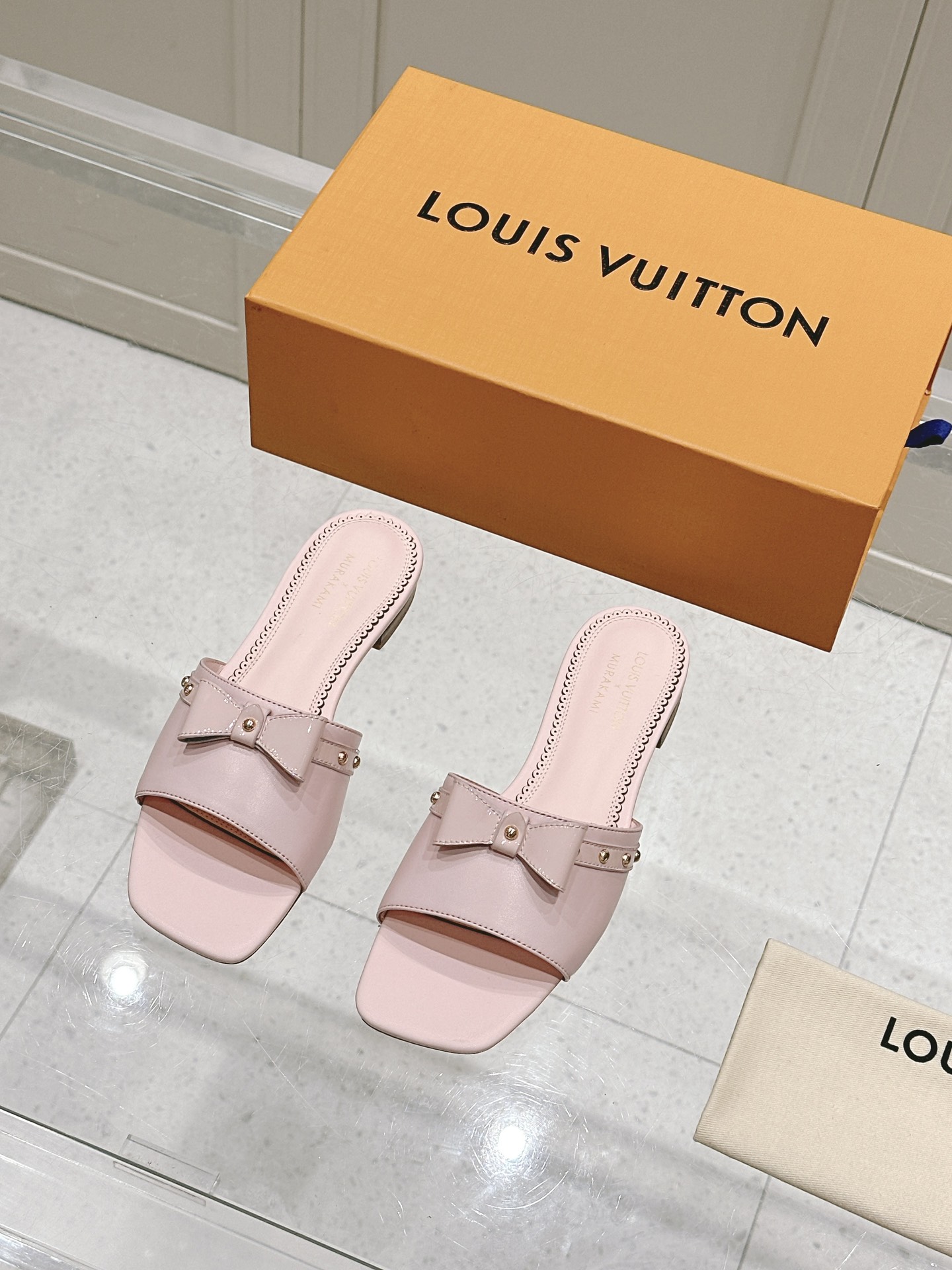 NO:258560,Women's LV x TM Louis Vuitton x Murakami Takashi jointly created 6AM series White Tricolor Flat-soled sandals Original purchase and development Made this 6AM sandals from Louis Vuitton x Murakami Takashi reprint series, full Monogram pattern is soaked in rainbow tones, allowing the brand's classic elements to stretch the distinctive aesthetic style of Japanese artist Takashi Murakami. The upper embellishment is nailed cowhide leather straps, and the details of the bow add exquisite brushstrokes. The delivery counter is exquisitely packaged. Fabric: Original custom imported top layer cowhide inner: imported soft sheepskin lining: original open molded genuine leather outsole Size: women's 35-39 (customized 40.41), slippers, louis vuitton, louis  vuitton, slippers, cowhide, sheepskin, Leather soles19860909女款 LV x TM 路易威登x村上隆联名6AM 系列 白三彩 平底 凉拖鞋 原版购入开发 做货 本款 6AM 凉拖出自路易威登 x 村上隆再版系列,为全幅 Monogram 图案浸染彩虹色调,令品牌经典元素舒展日本艺术家村上隆的鲜明美学风格.鞋面点缀饰钉牛皮革带,蝴蝶结细节再添考究笔触 配送专柜精美包装 面料 : 原版定制进口头层牛皮 内里 : 进口柔软羊皮里 鞋底 : 原版开模真皮大底 Size : 女款35-39（可定制40.41）,拖鞋,louis vuitton,louis vuitton,slippers,cowhide,sheepskin,Leather soles,Women's Shoes