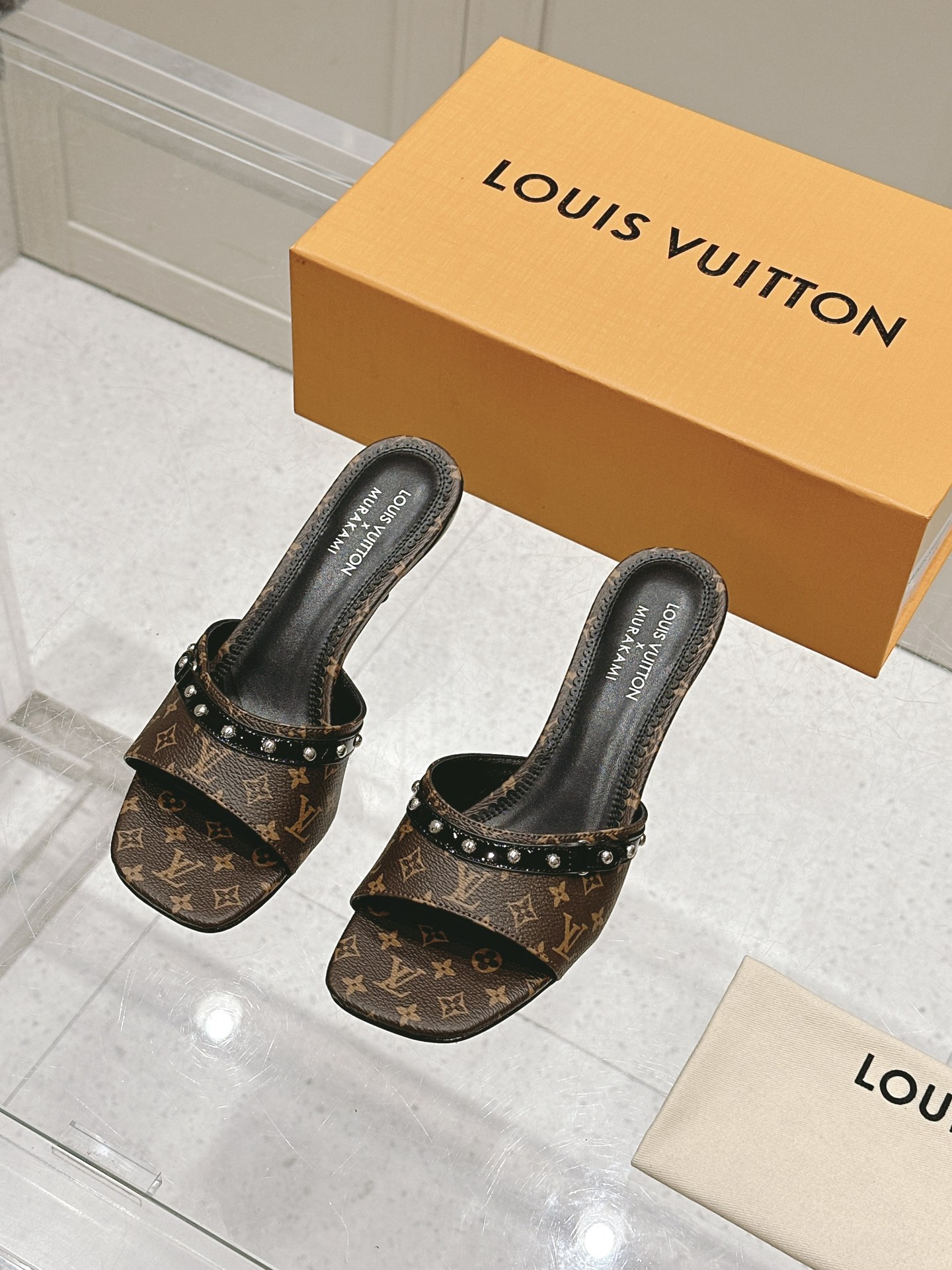 NO:258566,Women's LV x TM Louis Vuitton x Murakami Takashi jointly created 6AM series White Tricolor Flat-soled sandals Original purchase and development Made this 6AM sandals from Louis Vuitton x Murakami Takashi reprint series, full Monogram pattern is soaked in rainbow tones, allowing the brand's classic elements to stretch the distinctive aesthetic style of Japanese artist Takashi Murakami. The upper embellishment is nailed cowhide leather straps, and the details of the bow add exquisite brushstrokes. The delivery counter is exquisitely packaged. Fabric: original custom imported top layer cowhide inner: imported soft sheepskin lining: 5.5cm sole: original open mold leather outsole Size: 35-39 (customizable 40.41), slippers, louis vuitton, louis  vuitton, slippers, cowhide, sheepskin, Leather soles19860909女款 LV x TM 路易威登x村上隆联名6AM 系列 白三彩 平底 凉拖鞋 原版购入开发 做货 本款 6AM 凉拖出自路易威登 x 村上隆再版系列,为全幅 Monogram 图案浸染彩虹色调,令品牌经典元素舒展日本艺术家村上隆的鲜明美学风格.鞋面点缀饰钉牛皮革带,蝴蝶结细节再添考究笔触 配送专柜精美包装 面料 : 原版定制进口头层牛皮 内里 : 进口柔软羊皮里 跟高 : 5.5cm 鞋底 : 原版开模真皮大底 Size : 35-39（可定制40.41）,拖鞋,louis vuitton,louis vuitton,slippers,cowhide,sheepskin,Leather soles,Women's Shoes