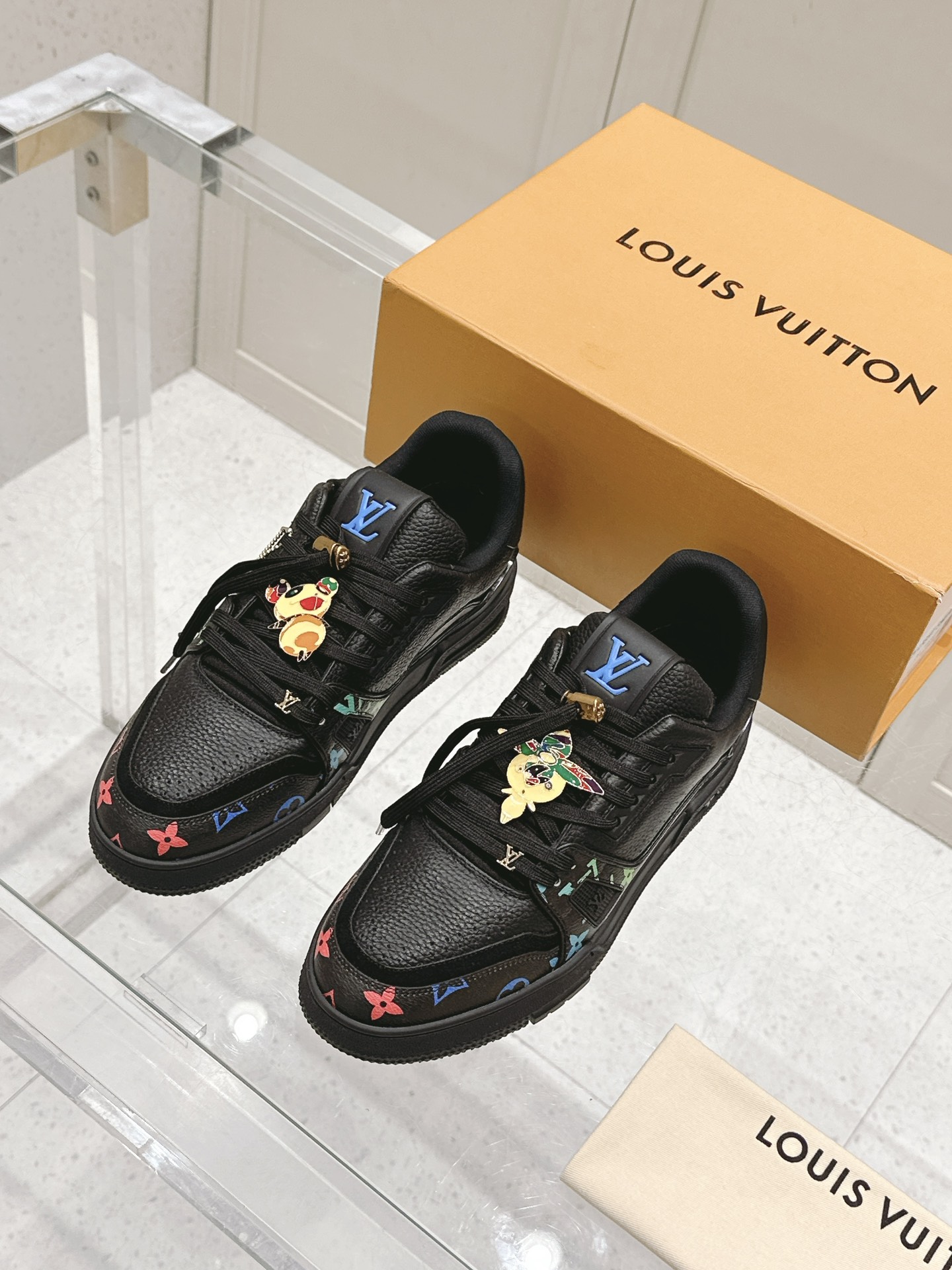 NO:263112,Couple style without buckles LV x TM LV Trainer Louis Vuitton x Takashi Murakami Co-branded style casual sneakers skateboard shoes Original purchase and development Made this model LV Trainer sneakers use grained cowhide leather to interpret the distinctive aesthetics of Louis Vuitton x Takashi Murakami reprint series, showing the colorful and ingenious ideas with full Monogram pattern. Retro sports style upper embellishes handwritten Louis Vuitton logo, rear 54 digital traceability 1854 The brand was born exquisite packaging Fabric: Original custom imported top layer cowhide Inner: Original custom breathable net Outsole: Original open mold-proof TPU combination sole Sole thickness: 3CM Size: Women's model 35-41 /  Men's 38-46, casual shoes/sports shoes, louis vuitton, louis vuitton, sneakers, cowhide19860909情侣款不带扣饰带扣饰 LV x TM LV Trainer 路易威登x村上隆 联名款 休闲 运动鞋 滑板鞋 原版购入开发 做货 本款 LV Trainer 运动鞋选用粒面牛皮革演绎路易威登 x 村上隆再版系列的鲜明美学,以全幅 Monogram 图案彰显缤纷巧思.复古运动风格鞋面点缀手写体路易威登标识,后部 54 数字追溯品牌诞生的 1854 年 配送专柜精美包装 面料: 原版定制进口头层牛皮 内里: 原版定制透气网里 大底: 原版开模防滑TPU组合大底 底厚: 3CM Size: 女款35-41 / 男款38-46,休闲鞋/运动鞋,louis vuitton,louis vuitton,sneakers,cowhide,Women's Shoes