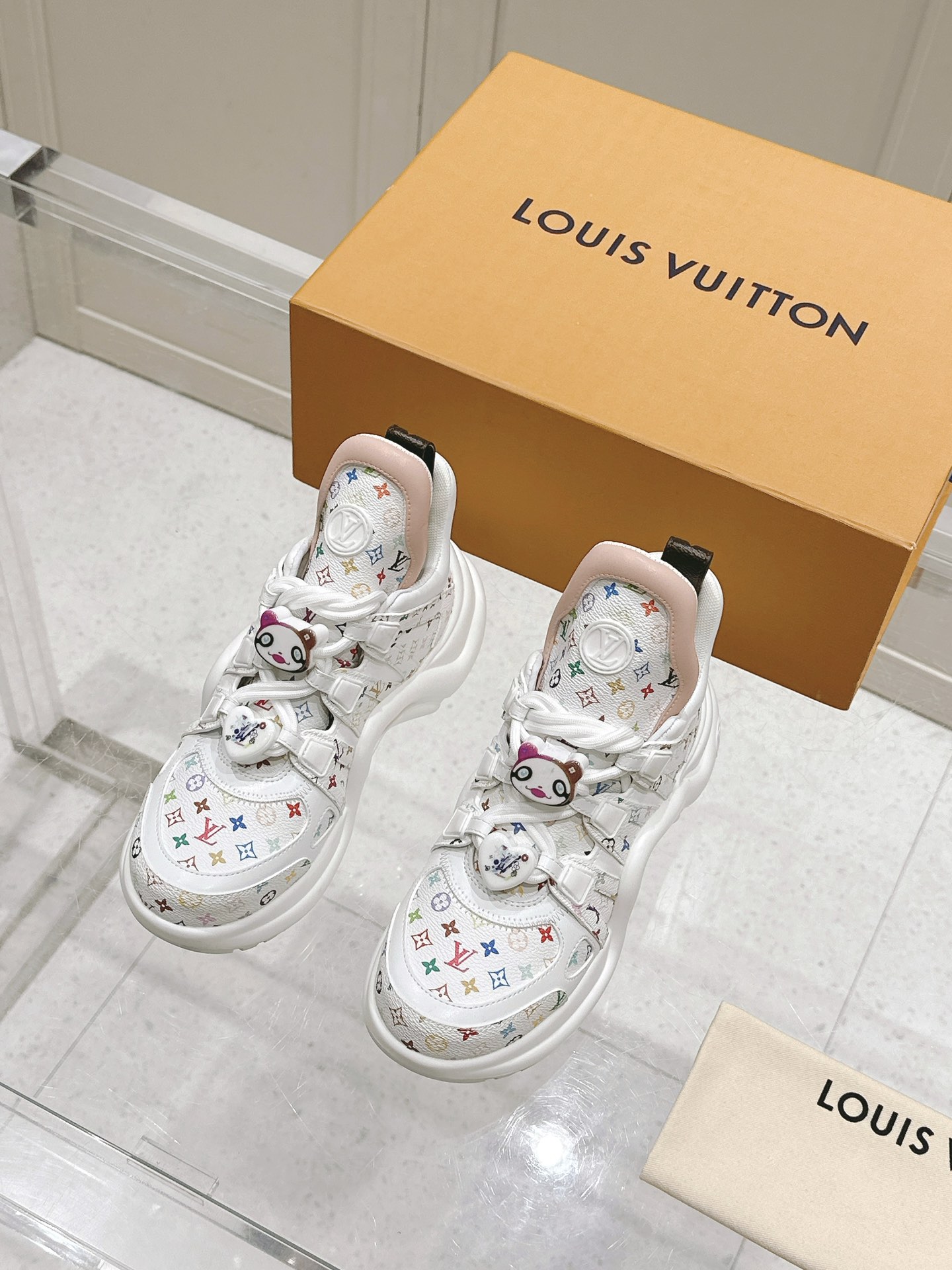 NO:258611,Top version of women's Louis Vuitton Murakami Takashi LV donkey brand L family Archlight classic dad shoes DIY decoration animal pattern arch bridge sports shoes space shoes original purchase and development Made original purchase and development Made this model LV Archlight sneakers were made from Nicolas Ghesquière, cut into interesting configurations with cowhide leather. Double laces are embellished with Louis Vuitton logo beads. The wide tongue and wavy outsole establish recognition, both of which are decorated with LV Circle logos. Monogram canvas rear straps perfect details. The delivery counter is exquisitely packaged Fabric: original imported cowhide, original custom soft sheepskin lining, original sole open mold genuine U-shaped arch bridge outsole, bottom thickness 5CM  Size: Women's 35-41, dad shoes, christian louboutin, louis vuitton, louis vuitton, louis vuitton, louis vuitton, louis vuitton, louis vuitton, louis vuitton, sneakers, cowhide, sheepskin19860909顶级版本女款 Louis Vuitton 村上隆联名款 LV驴牌L家Archlight经典 老爹鞋 DIY装饰 动物图案 拱桥 运动鞋 太空鞋 原版购入开发 做货 原版购入开发 做货 本款 LV Archlight 运动鞋出自 Nicolas Ghesquière 之手,以牛皮革裁成妙趣构型.双鞋带点缀路易威登标识串珠.宽大鞋舌和波浪形外底树立辨识度,二者均饰有 LV Circle 标识.Monogram 帆布后袢带完善细节 配送专柜精美包装 面料:原版进口头层牛皮 内里原版定制柔软羊皮里 鞋底原版开模正版U型拱桥大底 底厚5CM Size:女款35-41,老爹鞋,christian louboutin,louis vuitton,louis vuitton,louis vuitton,louis vuitton,louis vuitton,sneakers,cowhide,sheepskin,Women's Shoes