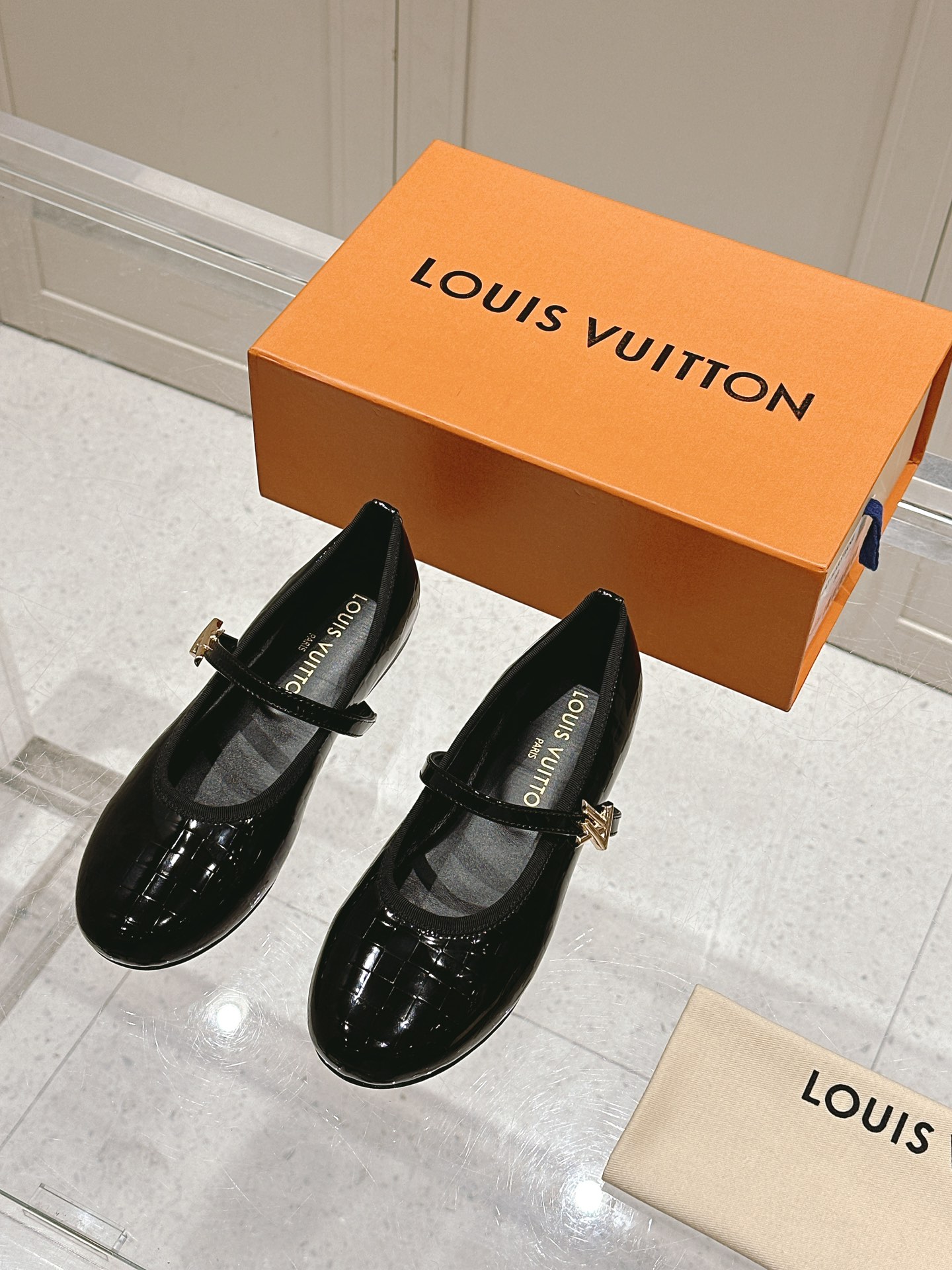 NO:258576,Louis Vuitton Louis Vuitton Spring and Summer (Murakami Takashi) co-branded Mary Jane fashion flat ballet shoes. Many supermodels appeared on the spring and summer show. Simple and generous and very versatile. The upper is made of original cowhide, with LV colored presbyterian logo embellishment, breathable, comfortable and wear-resistant Italian leather outsole. Size 35-40 (41 customization), ballet shoes, louis vuitton, louis vuitton, louis vuitton, mary jane, cowhide, Leather soles19860909Louis Vuitton 路易威登春夏（村上隆）联名玛丽珍时装平底芭蕾舞鞋 春夏秀场出镜超多名模上脚 简约大方非常百搭 鞋面采用原版牛皮,LV彩色老花标识点缀,透气舒适耐磨 意大利真皮大底 码数35—40（41定制）,芭蕾舞鞋,louis vuitton,louis vuitton,louis vuitton,mary jane,cowhide,Leather soles,Women's Shoes