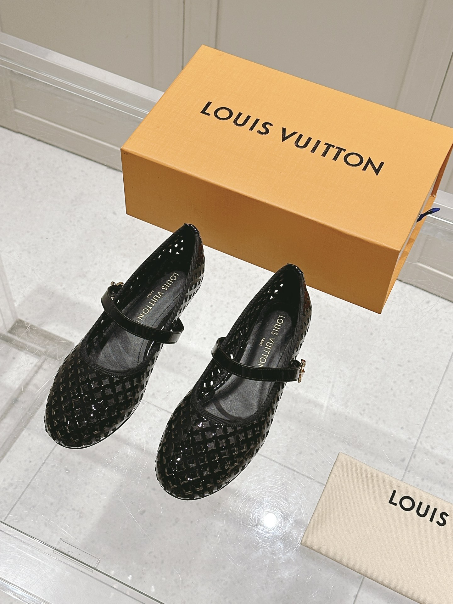 NO:258581,The top version of Louis Vuitto Louis Vuitto donkey brand lv 2025 new Romy series ballet flat shoes single shoes metal letter button round-toe women's shoes very young girls very soft and cute style... Comfort must be absolutely!  Cowhide 3D leather surface/real leather sole Size 34-41 (34 41 custom non-return and exchange), ballet shoes, louis vuitton, louis vuitton, louis vuitton, louis vuitton, louis vuitton, flats, cowhide19860909顶级版Louis Vuitto路易威登驴牌lv2025年新款 Romy 系列 芭蕾舞平底鞋单鞋 金属字母扣圆头女鞋 很少女 很软萌的款式哈..... 舒适度那必须是绝对滴！ 牛皮3D皮面/真皮底 码数 34-41（34 41 定制不退换）,芭蕾舞鞋,louis vuitton,louis vuitton,louis vuitton,louis vuitton,flats,cowhide,Women's Shoes