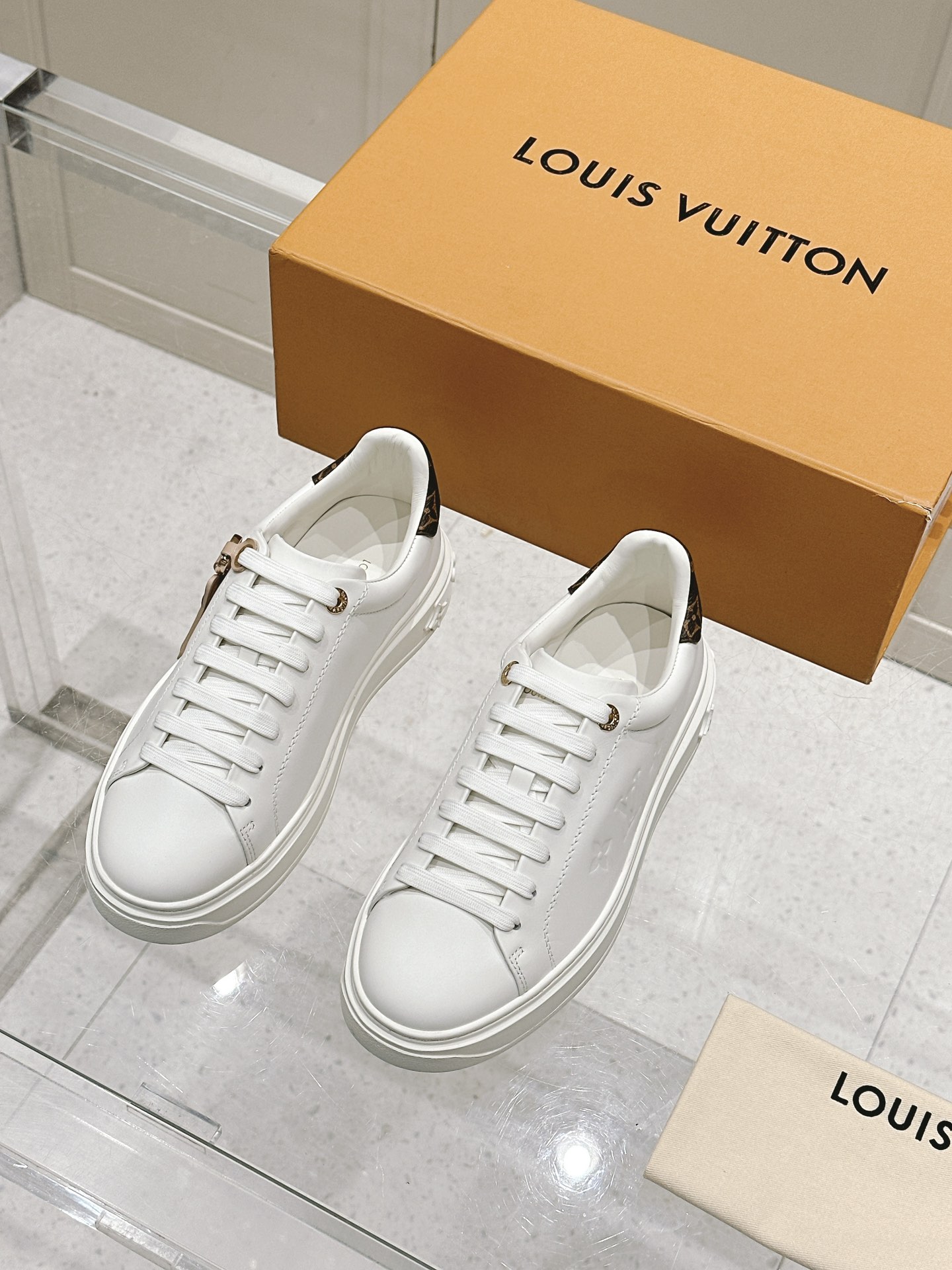 NO:258542,Top version of women's LV x TM Murakami Takashi Co-branded Donkey Brand L Home Time Out Series Embossed Relief Pendant Casual White Shoes Sneakers Original Purchase and Development Made This model Time Out Sports Shoes convey the dynamic style of Louis Vuitton x Murakami Takashi reprint series, embellishing the upper with full Monogram embossed, and the colorful tongue and heel LV letters express the artist's 