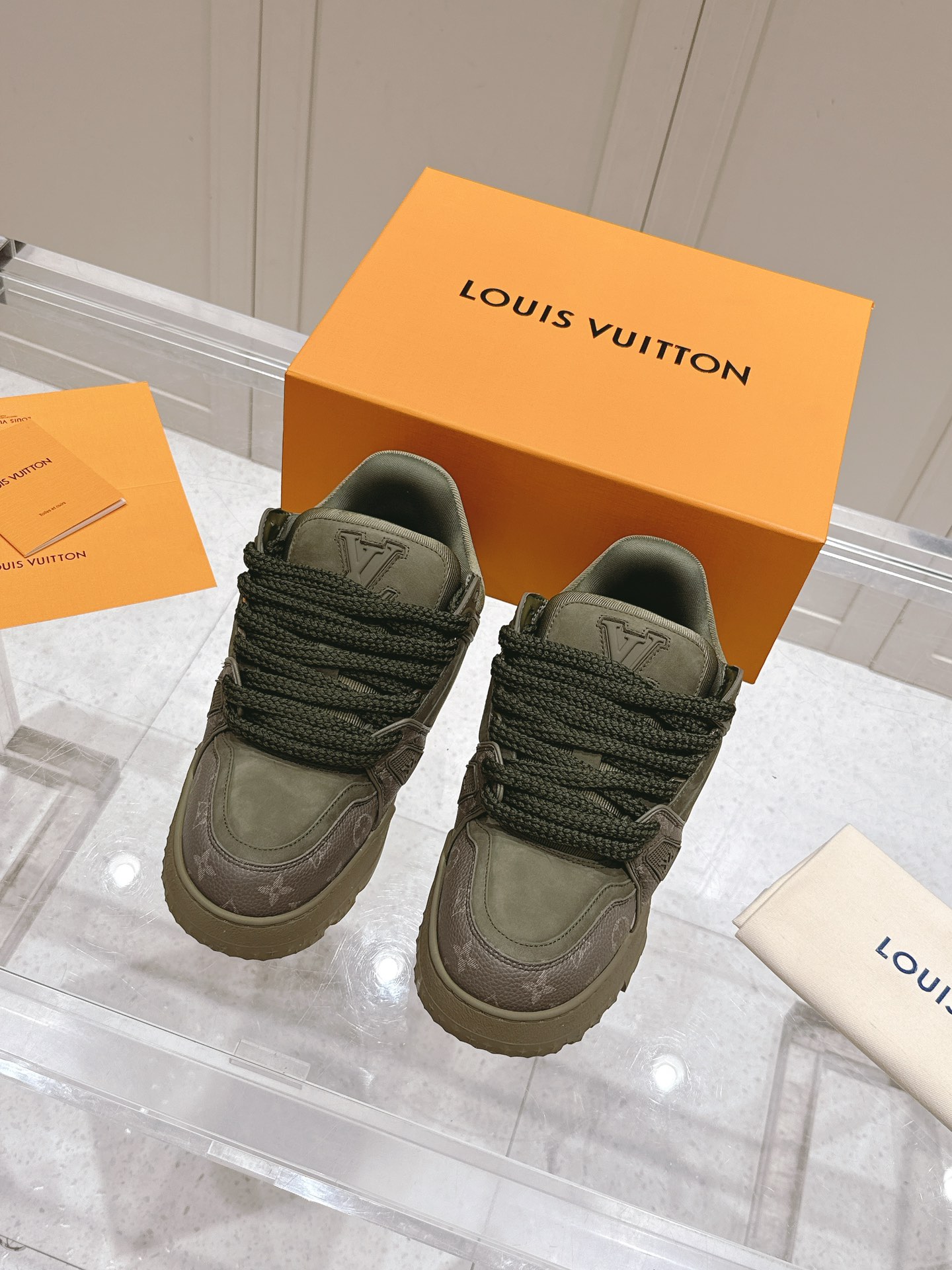 NO:258553,Top version of couples (Guangzhou goods, LV donkey brand L's latest, Fat Dudu, Fat Ding TRAINER MAXI bread shoes, skateboard shoes, casual, couples sneakers, DIY beads, original purchase and development, making products. This LV Trainer Maxi sneakers are based on classic LV Trainer sneakers, and are made of suede leather to interpret wide and oversized. Thick EVA outsole has a light texture better than rubber, with Monogram flowers on it, and the upper is decorated with LV letters and Vuitton logo. The delivery counter is exquisitely packaged. Fabric: Original custom imported top layer cowhide inner: Original custom breathable net outsole Outsole: Original open mold TPU combination sole Sole: 4CM Size:  Women's 35-41 / Men's 39-45, casual shoes/sports shoes, louis vuitton, louis vuitton, louis vuitton, sneakers, cowhide19860909顶级版本情侣款（莞货 LV驴牌L家最新 胖墩墩 胖嘟嘟 胖丁TRAINER MAXI面包鞋 滑板鞋 休闲 情侣款 运动鞋 DIY串珠 原版购入开发 做货 本款 LV Trainer Maxi 运动鞋以经典 LV Trainer 运动鞋为蓝本,采用绒面牛皮革演绎宽大廓形.厚实 EVA 外底拥有优于橡胶的轻盈质感,其上点缀 Monogram 花卉,鞋面饰有 LV 字母和 Vuitton 标识 配送专柜精美包装 面料: 原版定制进口头层牛皮 内里: 原版定制透气网里 大底: 原版开模TPU组合大底 底厚: 4CM Size: 女款35-41 / 男款39-45,休闲鞋/运动鞋,louis vuitton,louis vuitton,louis vuitton,sneakers,cowhide,Women's Shoes