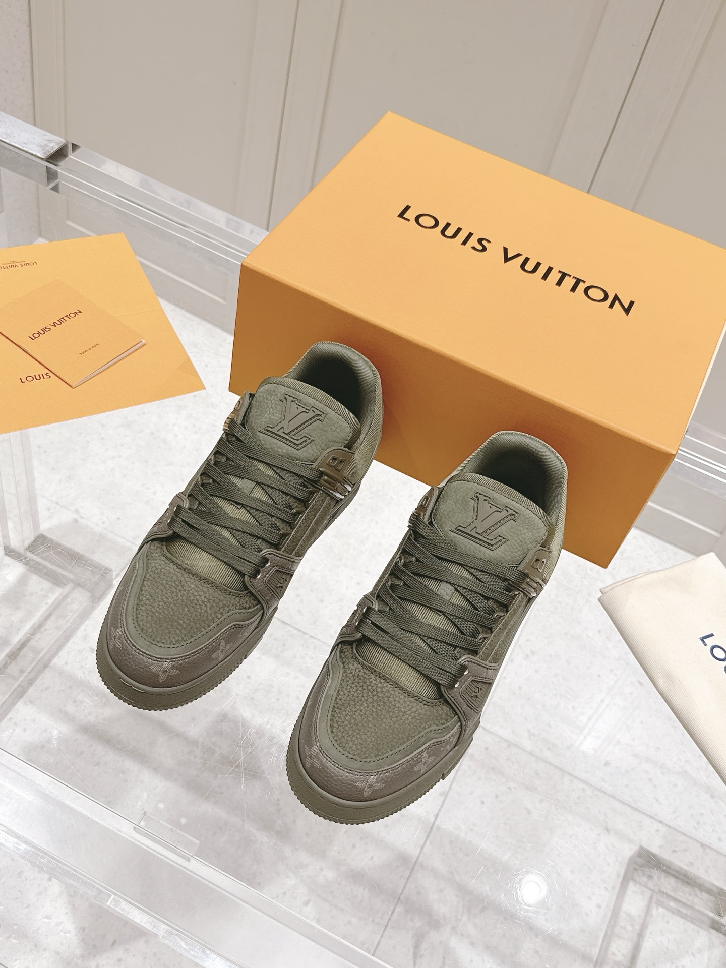 NO:258556,Top version Military green LV TARINE Louis Vuitton Donkey Brand L Home Couple model Casual sports shoes Skateboard shoes Original purchase and development Made this model LV Trainer sports shoes are made of grained suede cowhide leather, and use exquisite metal parts such as exquisite decorations to interpret the modern style. The handwritten Louis Vuitton logo is on one side, the rear #54 logo points out the year of the brand's founding in 1854, the rubber outsole is perfect, the delivery counter is exquisitely packaged Fabric: Original custom imported top layer cowhide Inner: Original custom breathable net Outsole: Original open mold-proof TPU combination sole Thickness: 3CM Size: Women's 35-41 / Men's 38-46, casual shoes/sports shoes, louis vuitton, louis  vuitton, louis vuitton, louis vuitton, sneakers, cowhide19860909顶级版本 军绿色 LV TARINE路易威登 驴牌 L家 情侣款 休闲 运动鞋 滑板鞋 原版购入开发 做货 本款 LV Trainer 运动鞋取材粒面正绒面牛皮革,以精巧饰钉等金属件诠释摩登风范.手写体路易威登标识栖身一侧,后部 #54 标识点明品牌创立年份 1854 年,橡胶外底完善整体 配送专柜精美包装 面料: 原版定制进口头层牛皮 内里: 原版定制透气网里 大底: 原版开模防滑TPU组合大底 底厚: 3CM Size: 女款35-41 / 男款38-46,休闲鞋/运动鞋,louis vuitton,louis vuitton,louis vuitton,louis vuitton,sneakers,cowhide,Women's Shoes