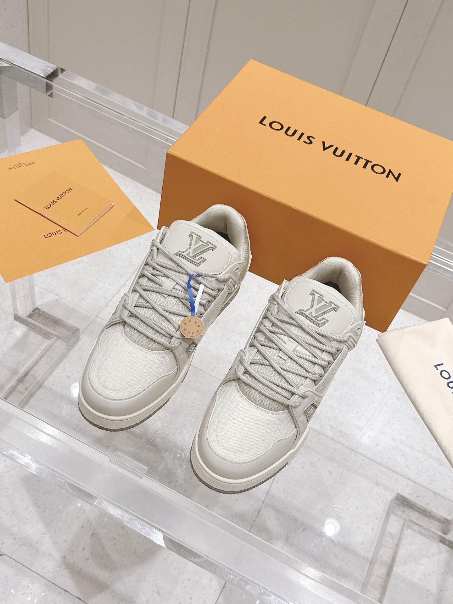 NO:258562,Top version of couples LV TARINE Louis Vuitton Donkey Brand L Home Couple Style Casual Sports Shoes Skateboard Shoes Original Purchase and Development Made This model LV Trainer sneakers are made of grained suede leather, and use exquisite metal parts such as exquisite studs to interpret the modern style. The handwritten Louis Vuitton logo is on one side, and the rear #54 logo points out the year of the brand's founding in 1854, the rubber outsole is perfect, and the delivery counter is exquisitely packaged. Fabric: Original custom imported top layer cowhide Inner: Original custom breathable net Outsole: Original open mold-proof TPU combination sole Thickness: 3CM Size: Women's 35-41 / Men's 38-46, casual shoes/sports shoes, louis vuitton, louis  vuitton, louis vuitton, louis vuitton, sneakers, cowhide19860909顶级版本情侣款 LV TARINE路易威登 驴牌 L家 情侣款 休闲 运动鞋 滑板鞋 原版购入开发 做货 本款 LV Trainer 运动鞋取材粒面正绒面牛皮革,以精巧饰钉等金属件诠释摩登风范.手写体路易威登标识栖身一侧,后部 #54 标识点明品牌创立年份 1854 年,橡胶外底完善整体 配送专柜精美包装 面料: 原版定制进口头层牛皮 内里: 原版定制透气网里 大底: 原版开模防滑TPU组合大底 底厚: 3CM Size: 女款35-41 / 男款38-46,休闲鞋/运动鞋,louis vuitton,louis vuitton,louis vuitton,louis vuitton,sneakers,cowhide,Women's Shoes