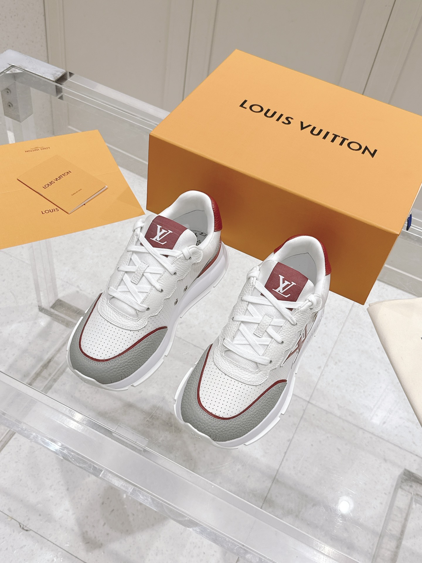 NO:258568,Original development, top-level version of men's LV Louis Vuitton Ljiadou brand Latest Classic series Thick sole casual sneakers Original purchase and development Made this Classic sneakers debuted in the 2025 men's series. They are designed with smooth cowhide leather and can easily incorporate various shapes. Attention LV letters marked on the side of the shoe, light rubber outsole embellished with Vuitton logo exquisite packaging for delivery counter Original custom imported top layer cowhide inner original imported breathable net Sole original open mold rubber foam material Sole thickness 4CM Size: men's 38-46 (38/45/46 customization, casual shoes/sports shoes, christian louboutin, louis vuitton, louis vuitton, louis vuitton, louis  vuitton, louis vuitton,sneakers,cowhide19860909原版开发,顶级版本男款 LV 路易威登 L家驴牌 最新Classic系列 厚底 休闲 运动鞋 原版购入开发 做货 这款Classic 运动鞋于 2025 秋冬男士系列初次亮相,以光滑牛皮革塑造考究设计,可轻松融入各式造型.瞩目 LV 字母标注鞋侧,轻盈橡胶外底点缀 Vuitton 标识 配送专柜精美包装 面料原版定制进口头层牛皮 内里原版进口透气网里 鞋底原版开模橡胶发泡材质 底厚4CM Size:男款38-46（38/45/46定制,休闲鞋/运动鞋,christian louboutin,louis vuitton,louis vuitton,louis vuitton,louis vuitton,sneakers,cowhide,Women's Shoes